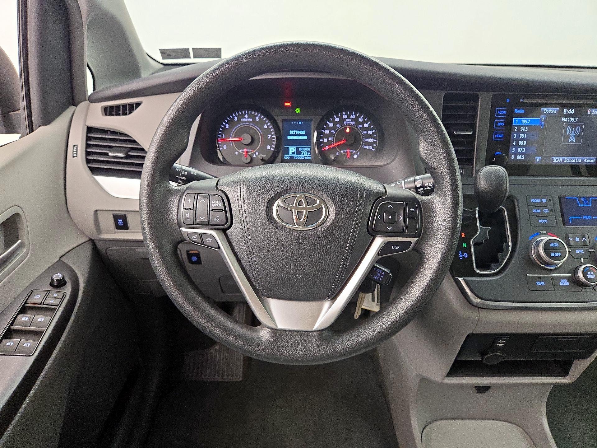Thumbnail: 2015 Toyota Sienna - 10