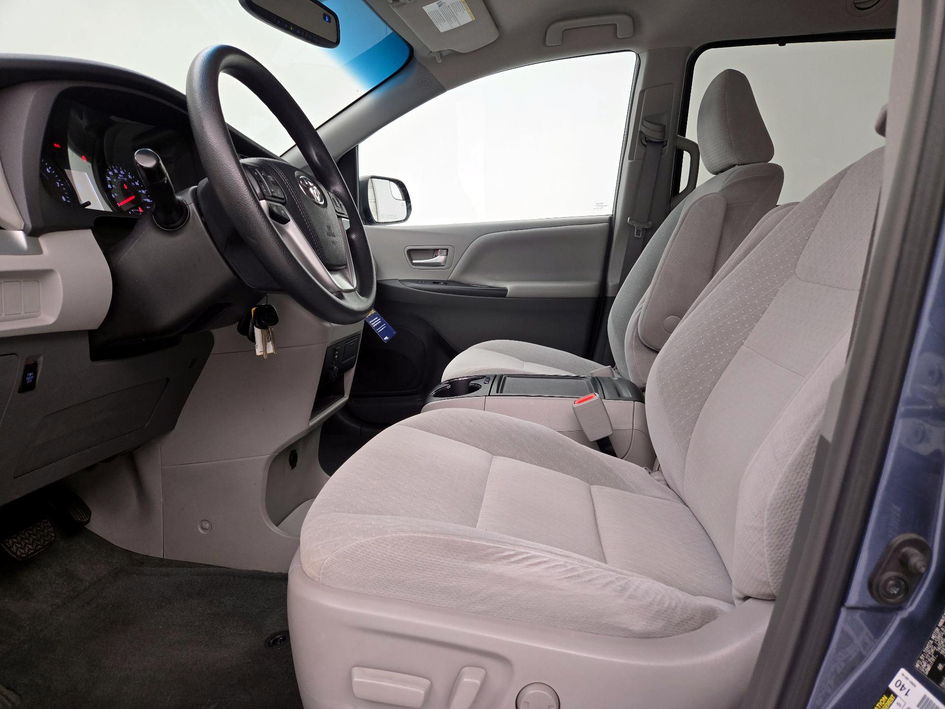 Thumbnail: 2015 Toyota Sienna - 11