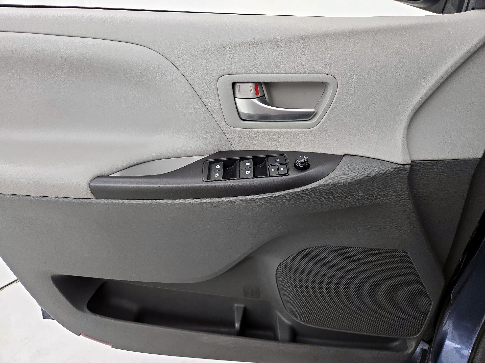 Thumbnail: 2015 Toyota Sienna - 12