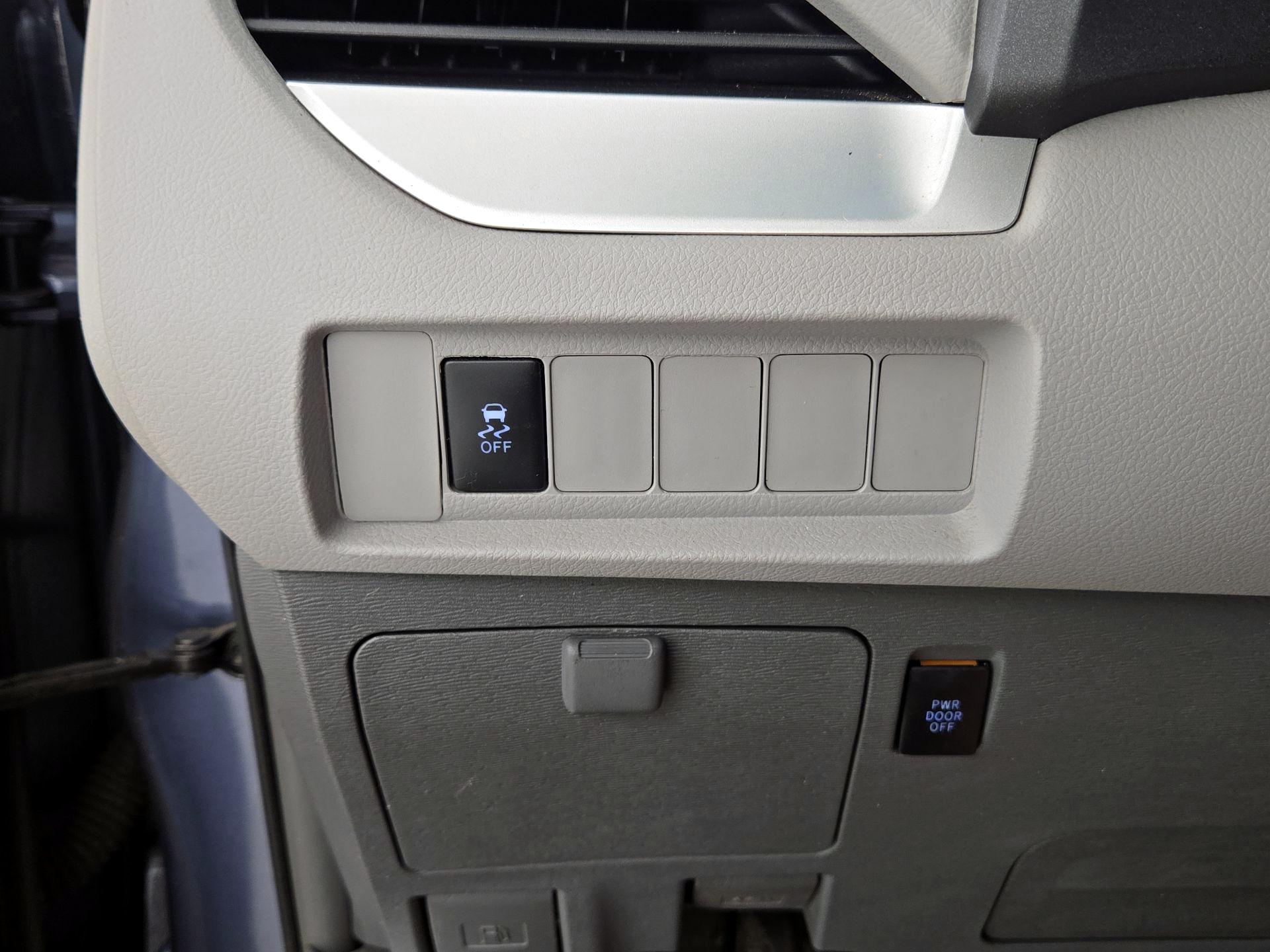 Thumbnail: 2015 Toyota Sienna - 13