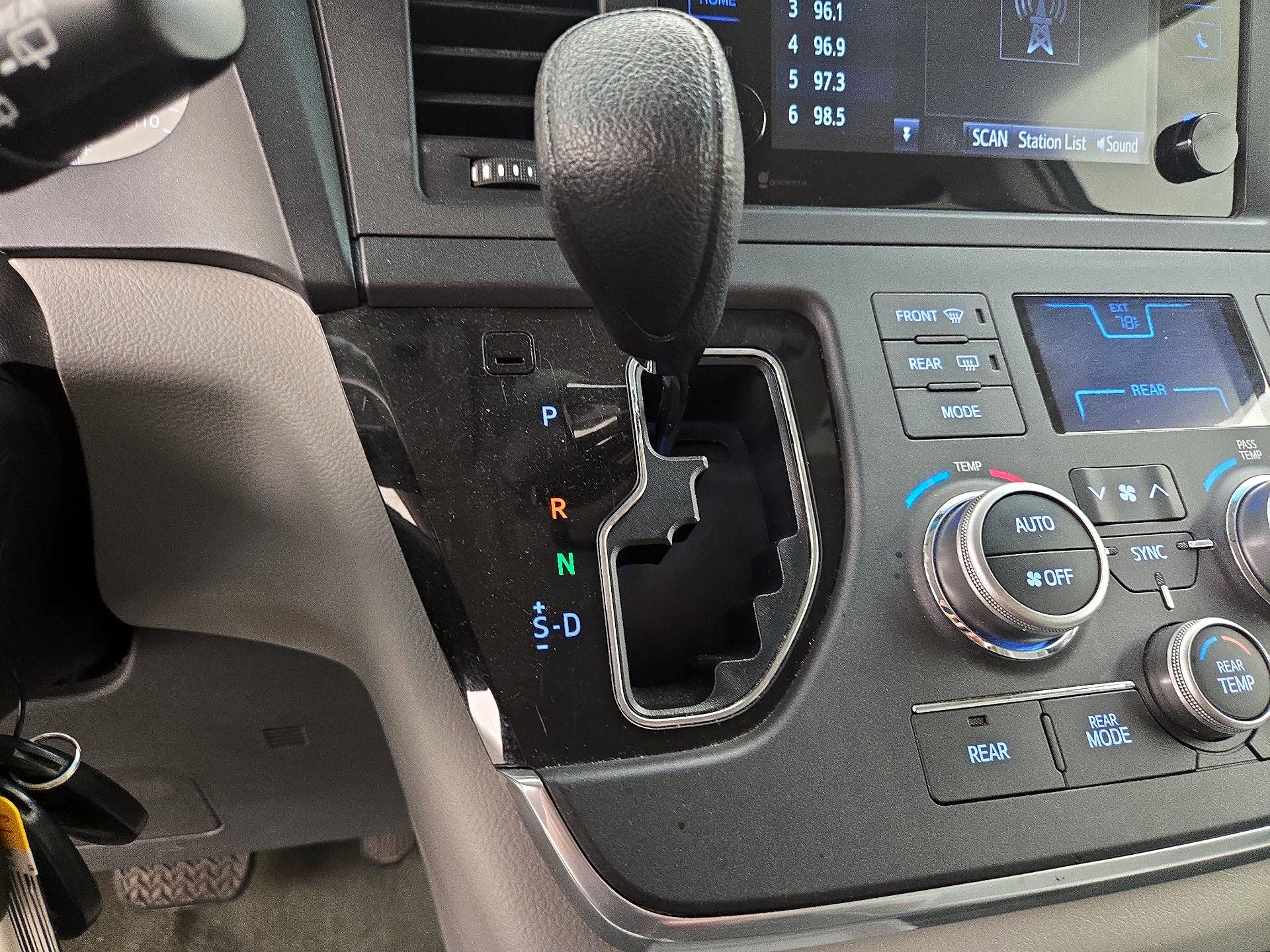 Thumbnail: 2015 Toyota Sienna - 17