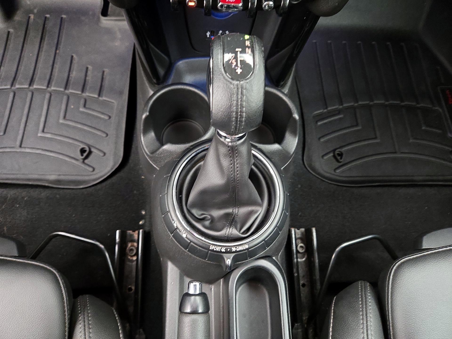 Thumbnail: 2015 MINI Cooper Hardtop - 16