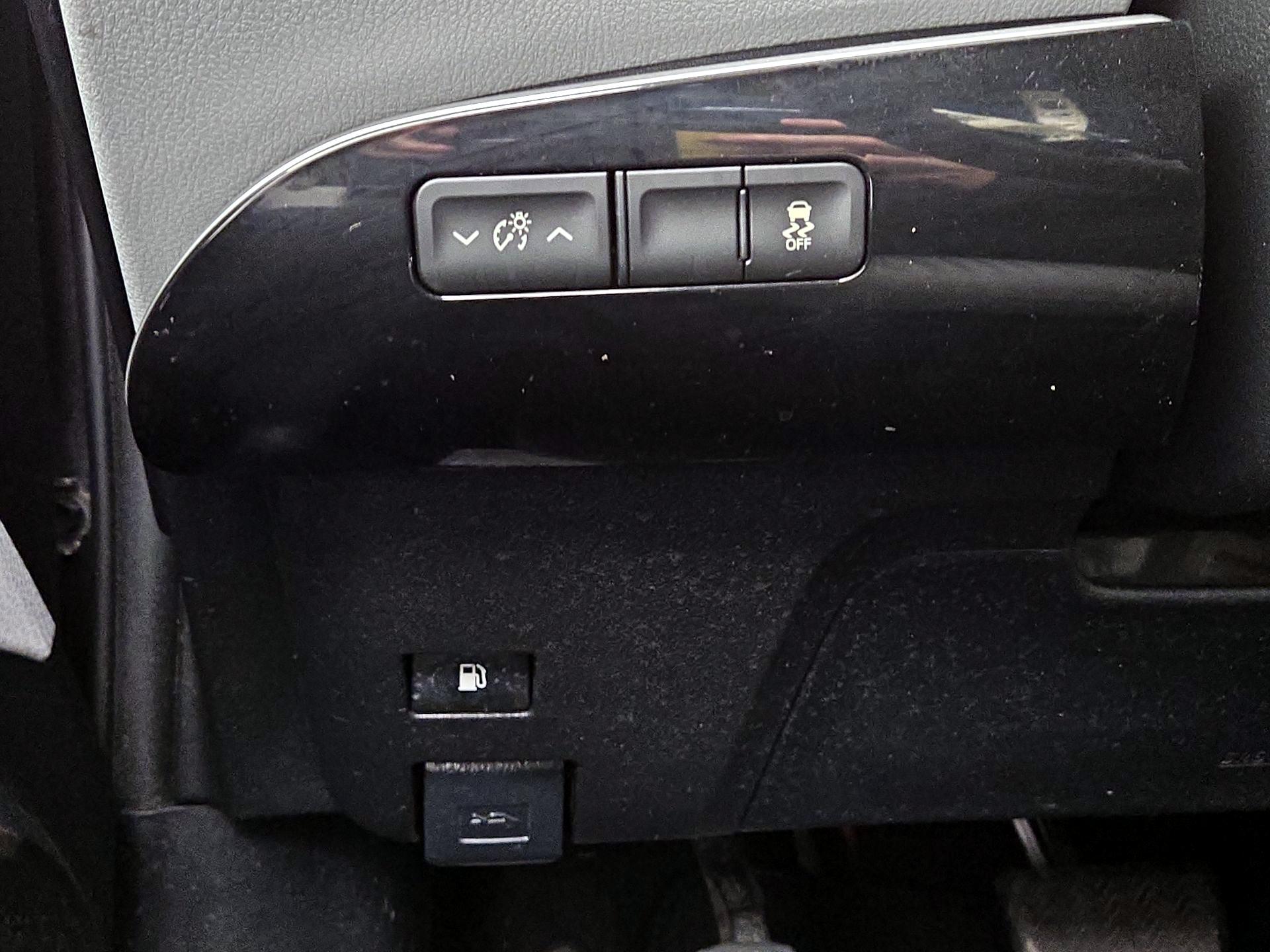 Thumbnail: 2016 Toyota Prius - 13