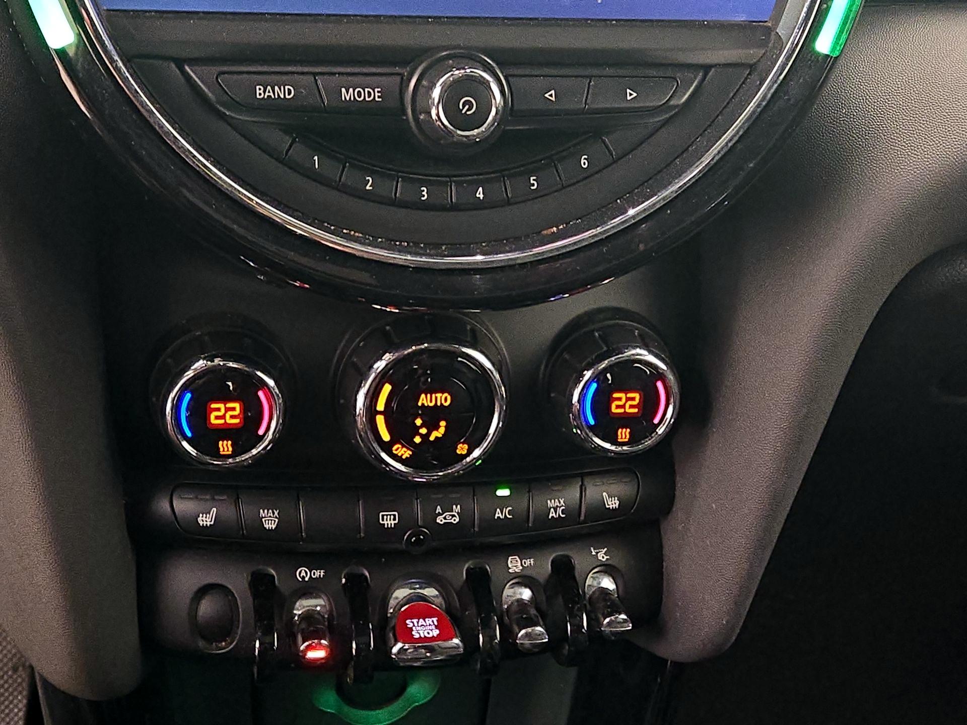 Thumbnail: 2015 MINI Cooper Hardtop - 14