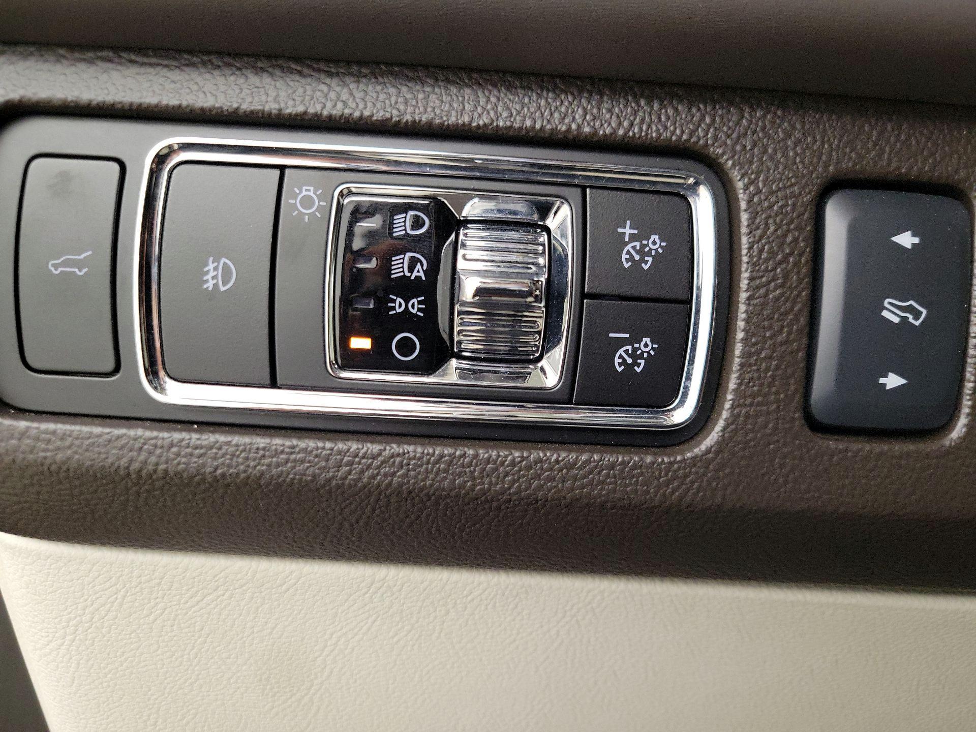Thumbnail: 2023 Lincoln Navigator L - 13