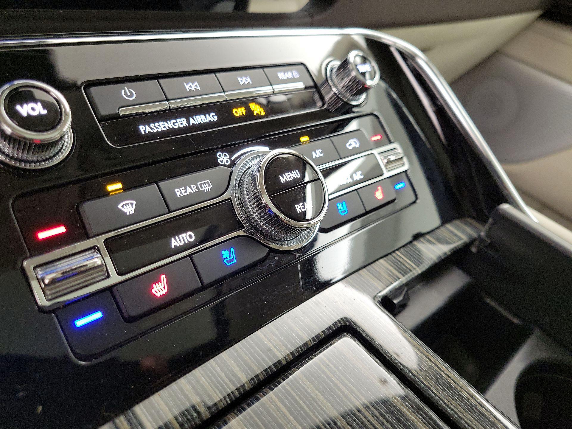 Thumbnail: 2023 Lincoln Navigator L - 17