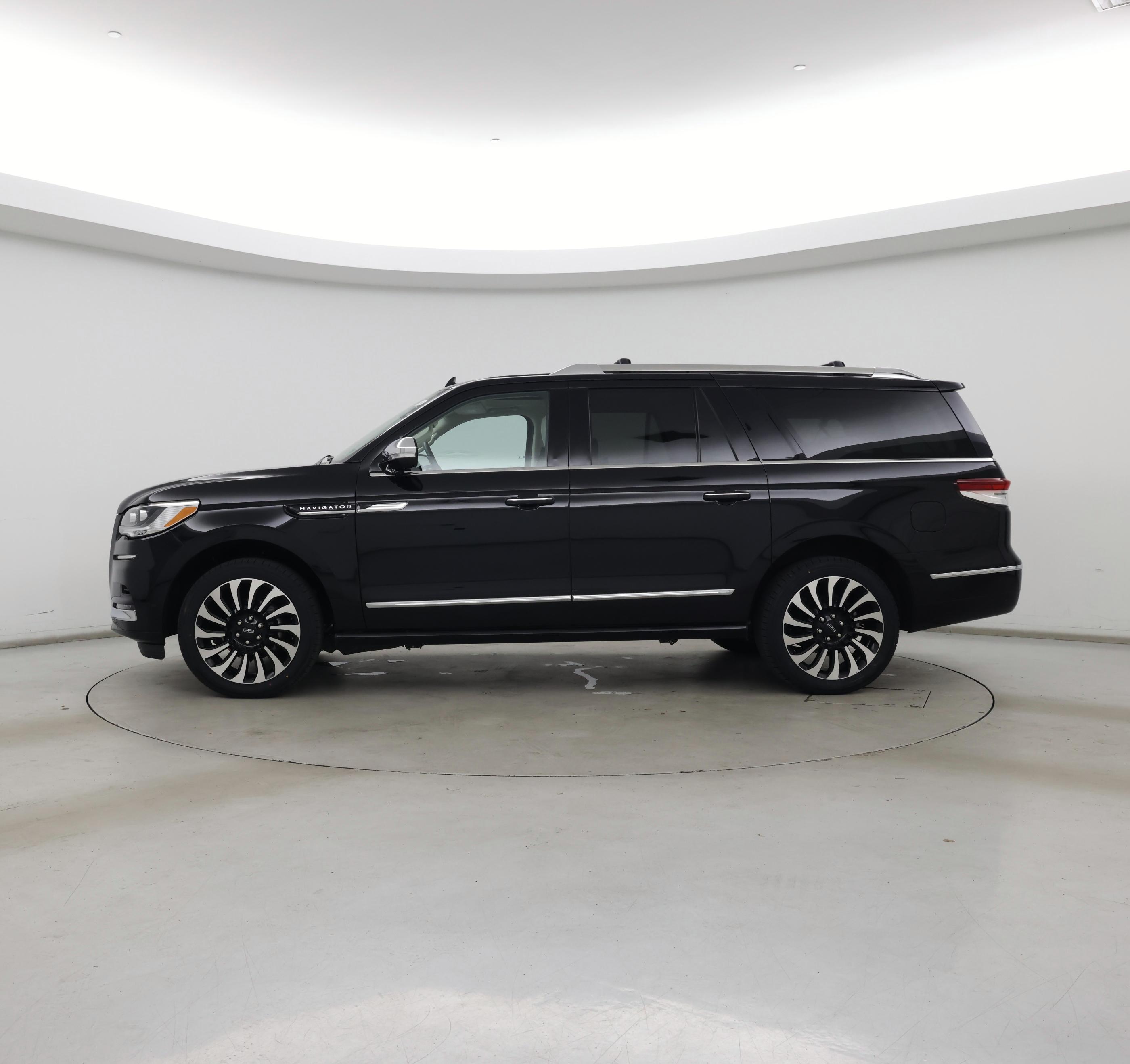 Thumbnail: 2023 Lincoln Navigator L - 3