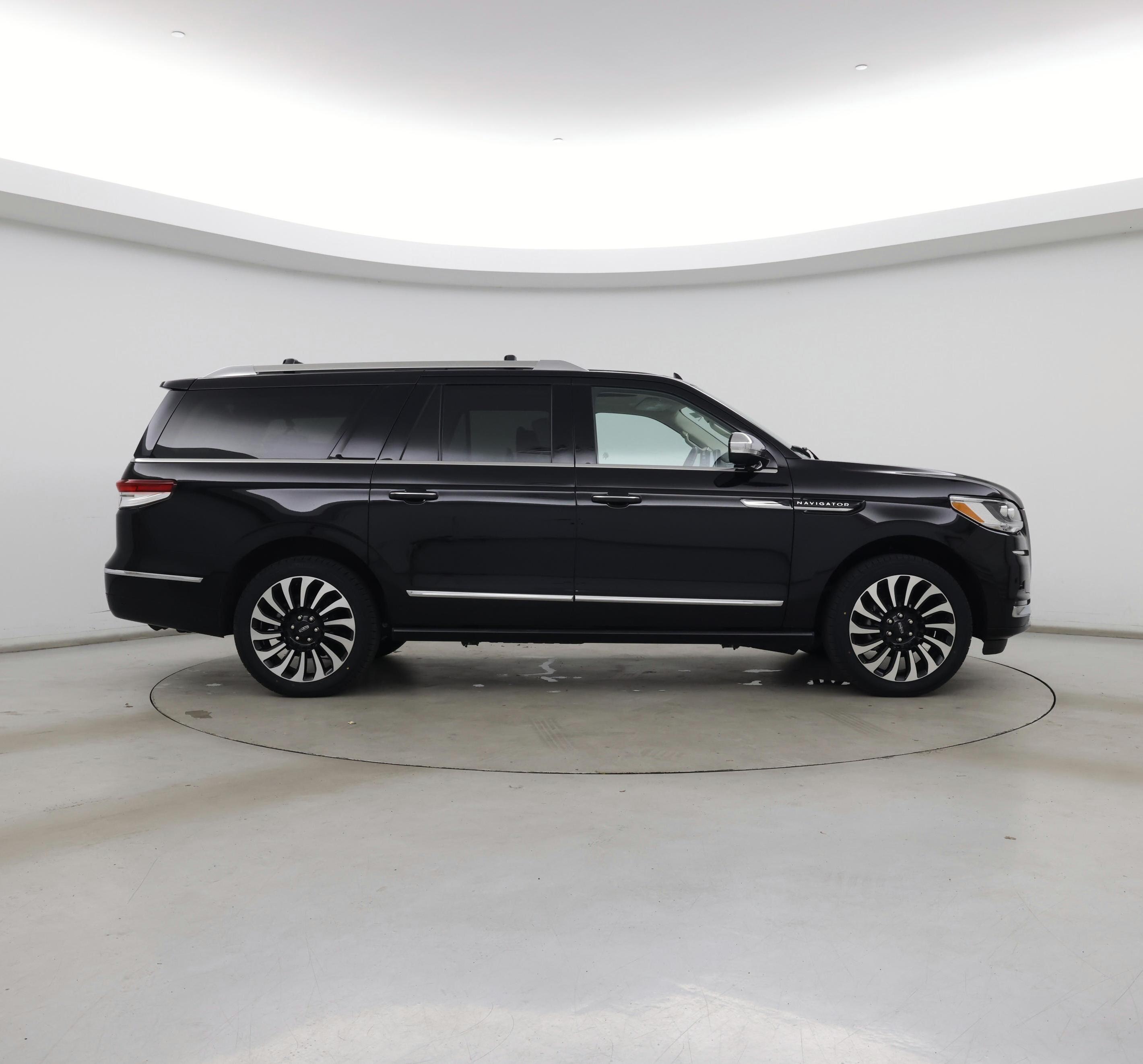 Thumbnail: 2023 Lincoln Navigator L - 7