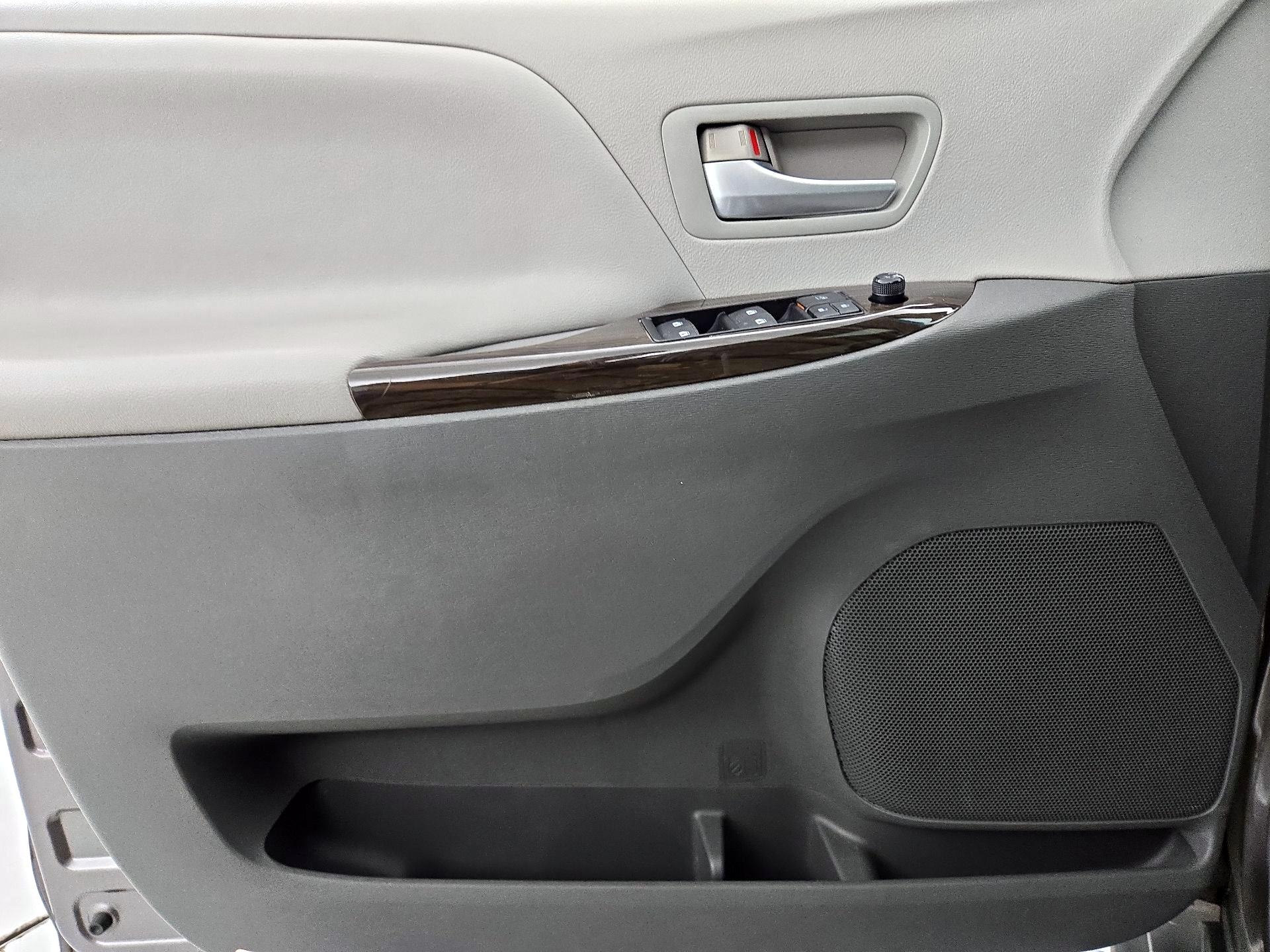 Thumbnail: 2015 Toyota Sienna - 12