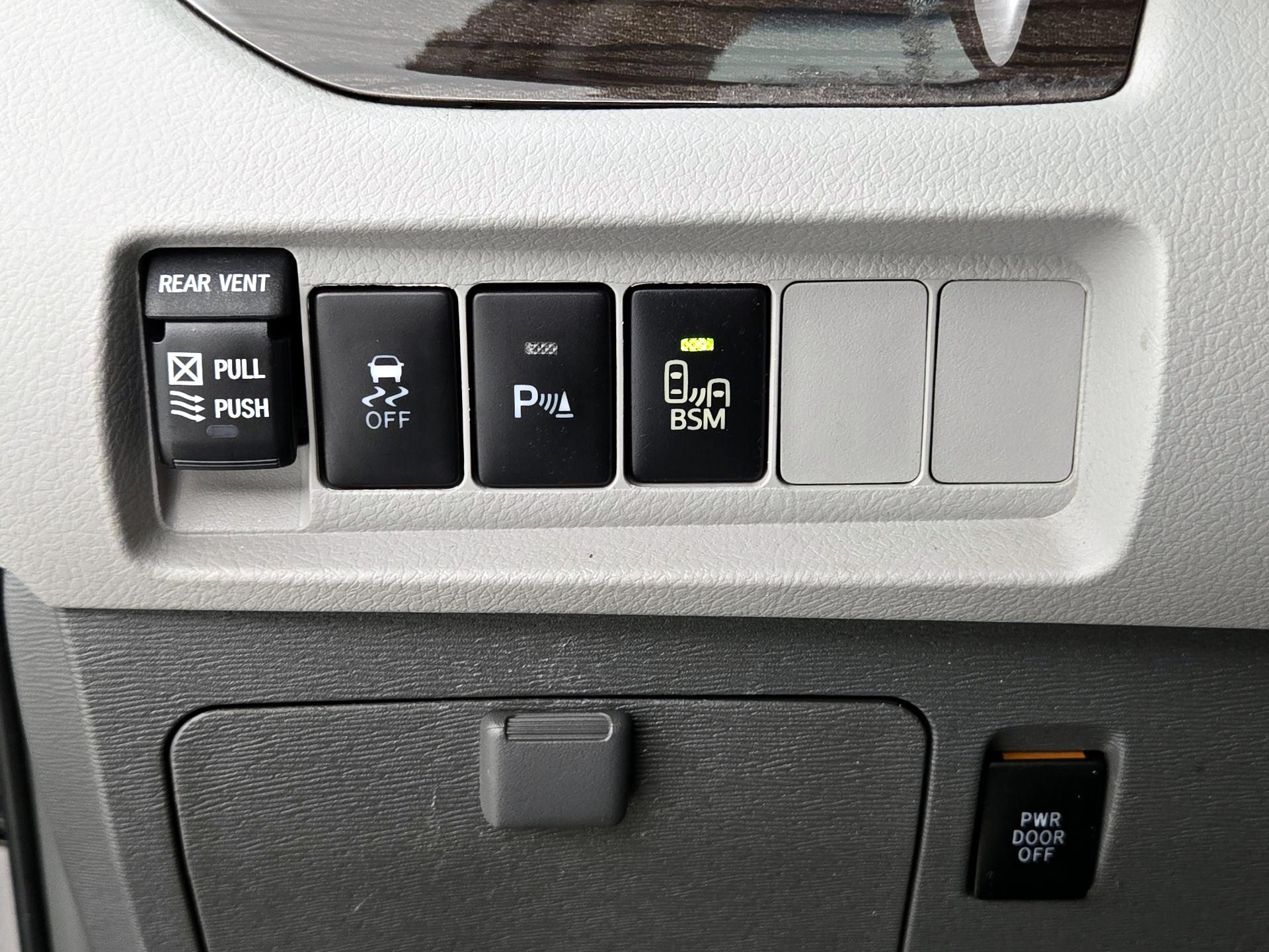 Thumbnail: 2015 Toyota Sienna - 13