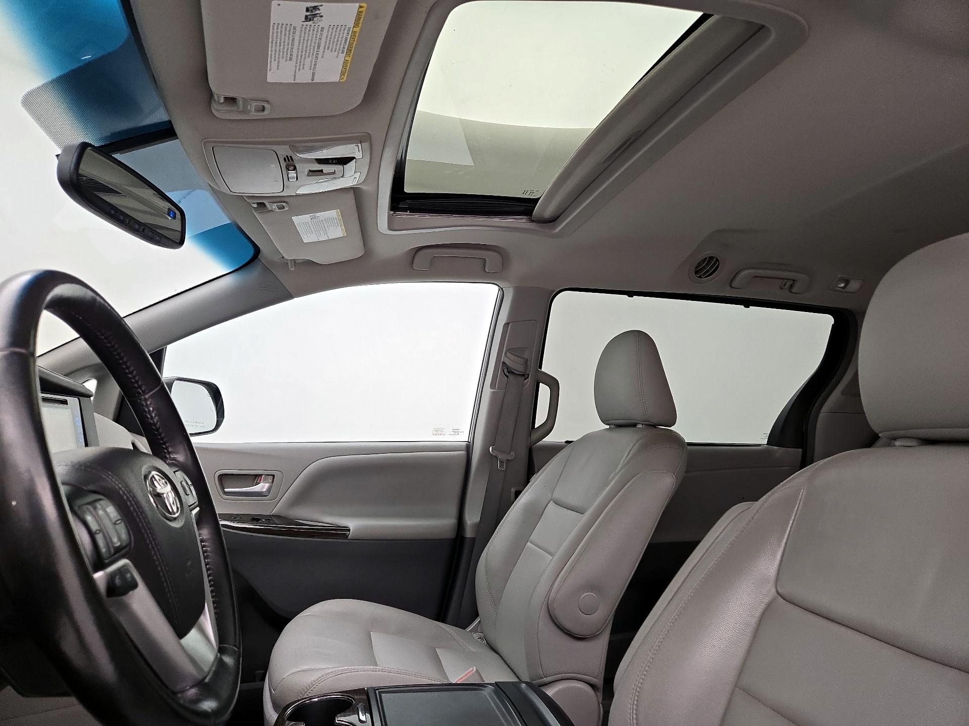 Thumbnail: 2015 Toyota Sienna - 20