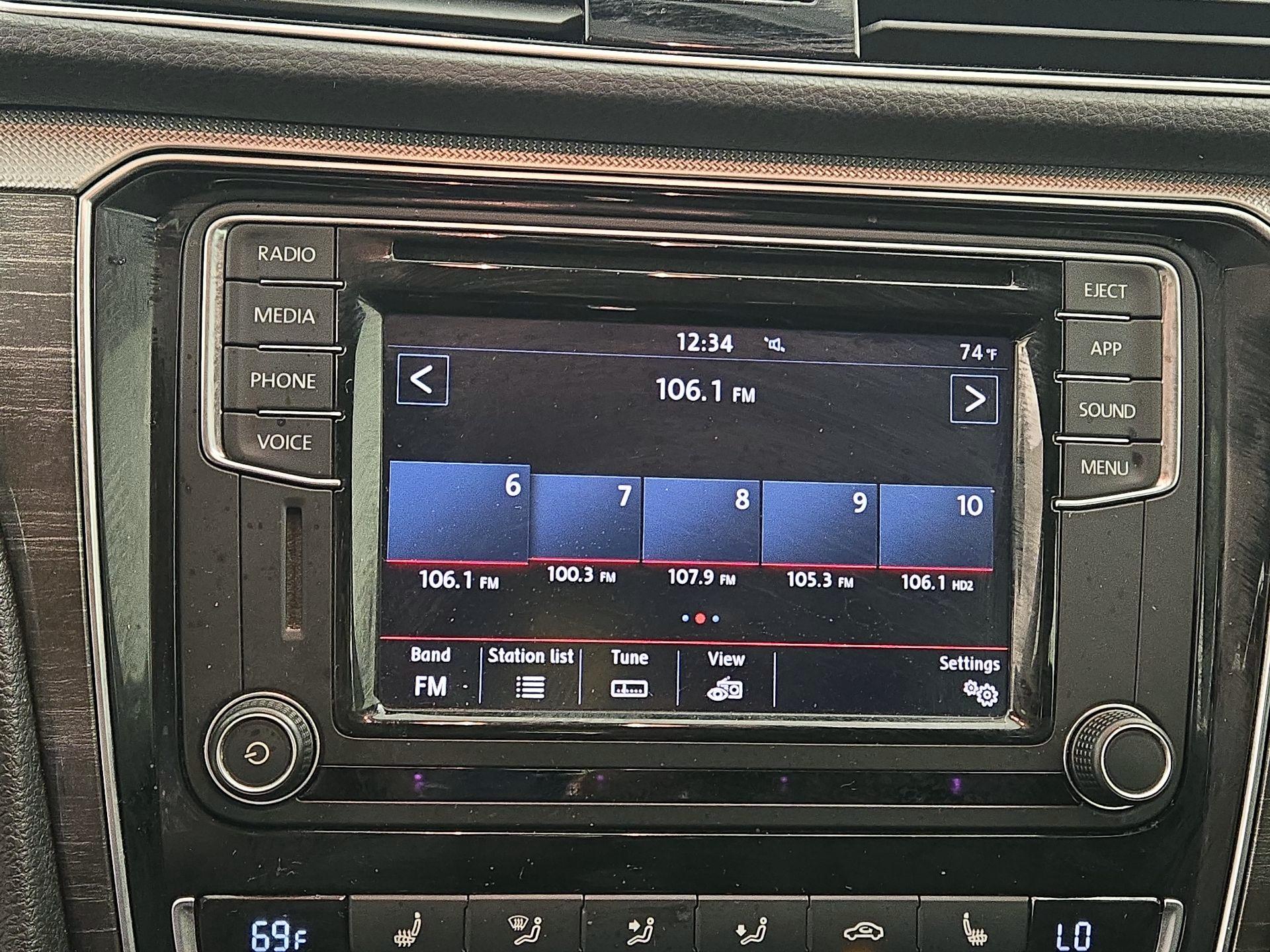 Thumbnail: 2018 Volkswagen Passat - 14