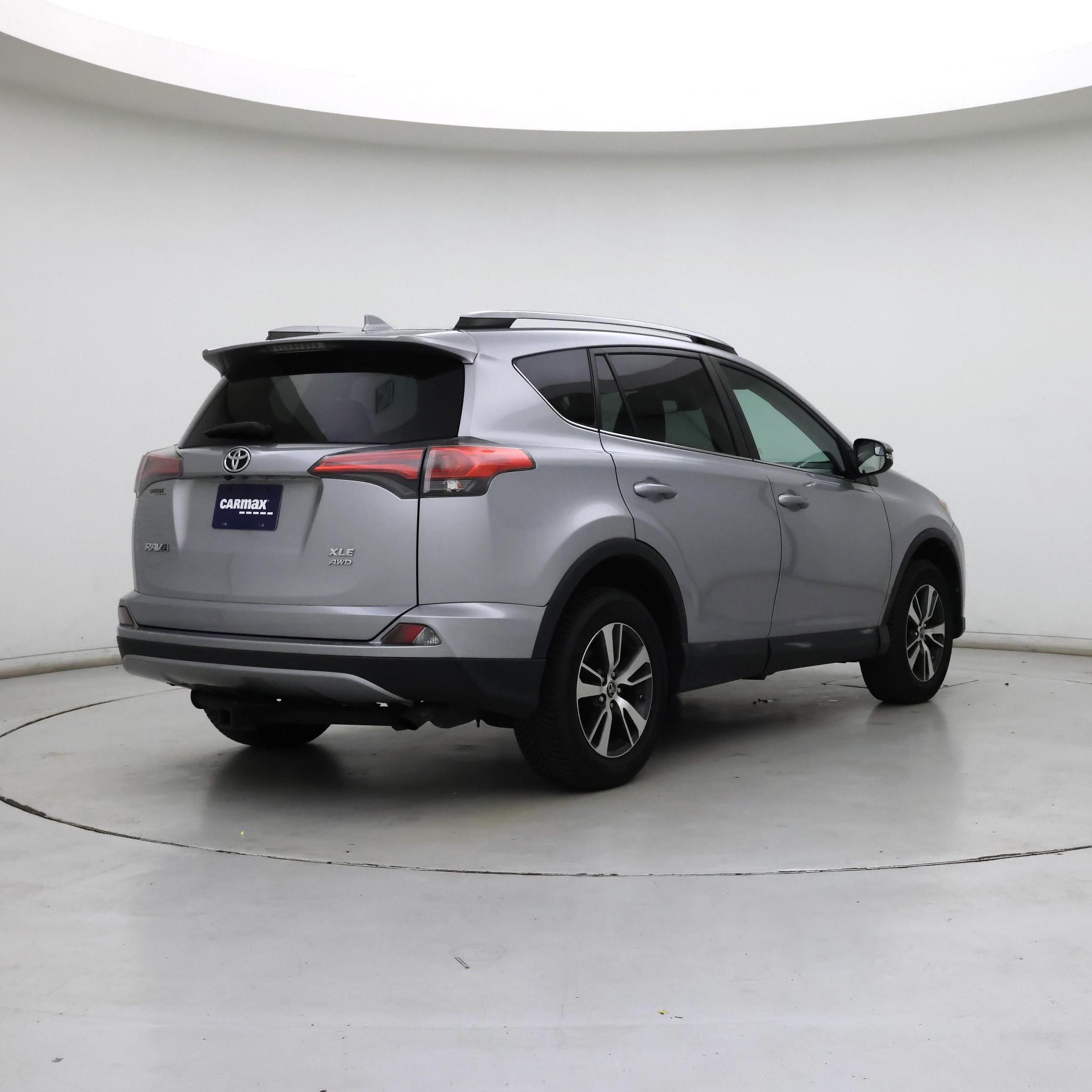 Thumbnail: 2017 Toyota RAV4 - 8