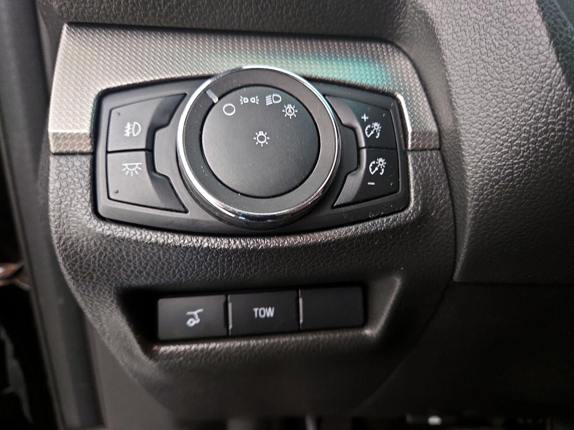Thumbnail: 2015 Ford Explorer - 13