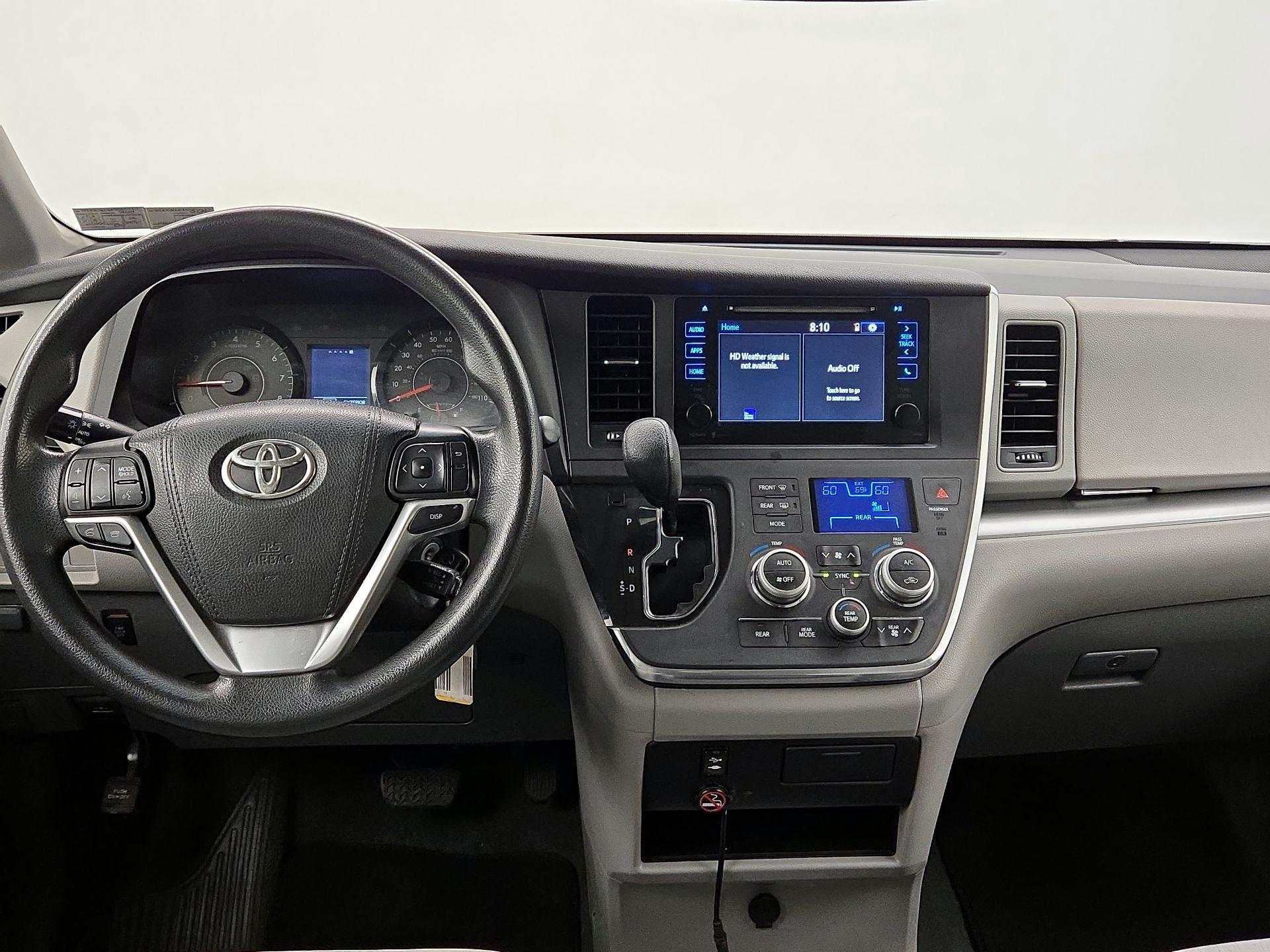 Thumbnail: 2015 Toyota Sienna - 9