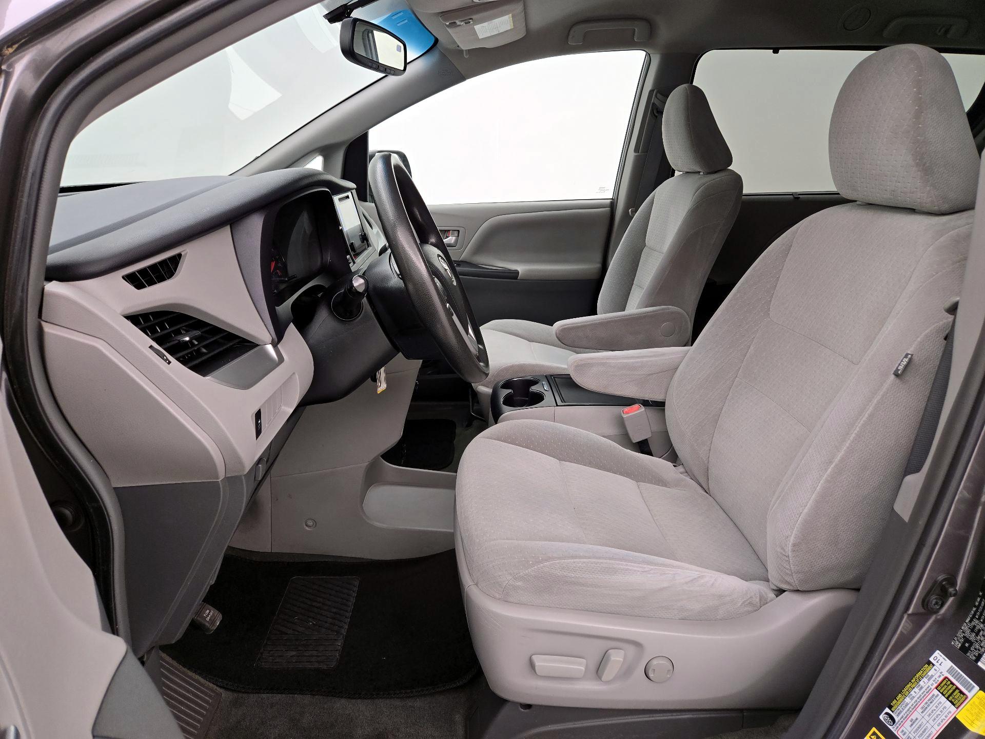 Thumbnail: 2015 Toyota Sienna - 11