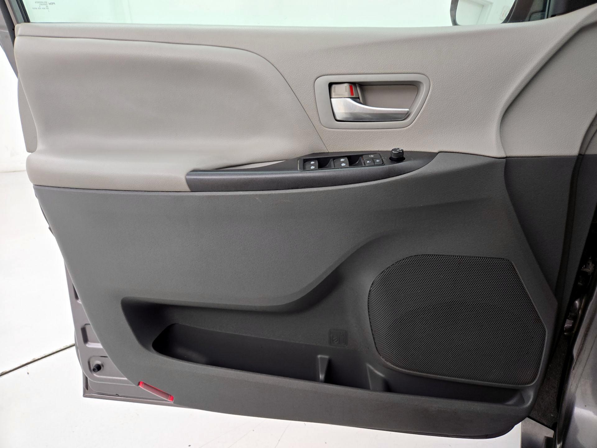 Thumbnail: 2015 Toyota Sienna - 12