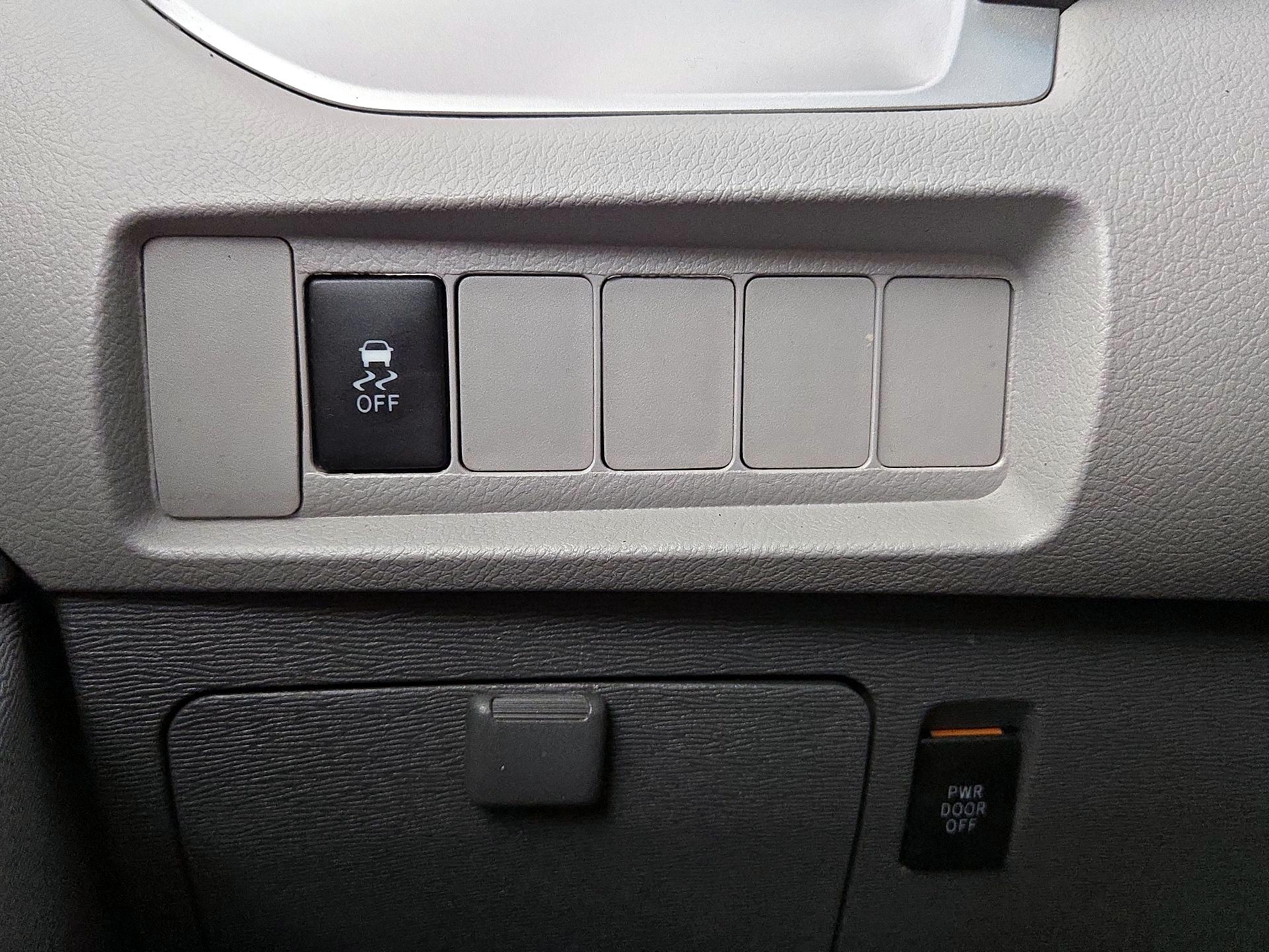 Thumbnail: 2015 Toyota Sienna - 13