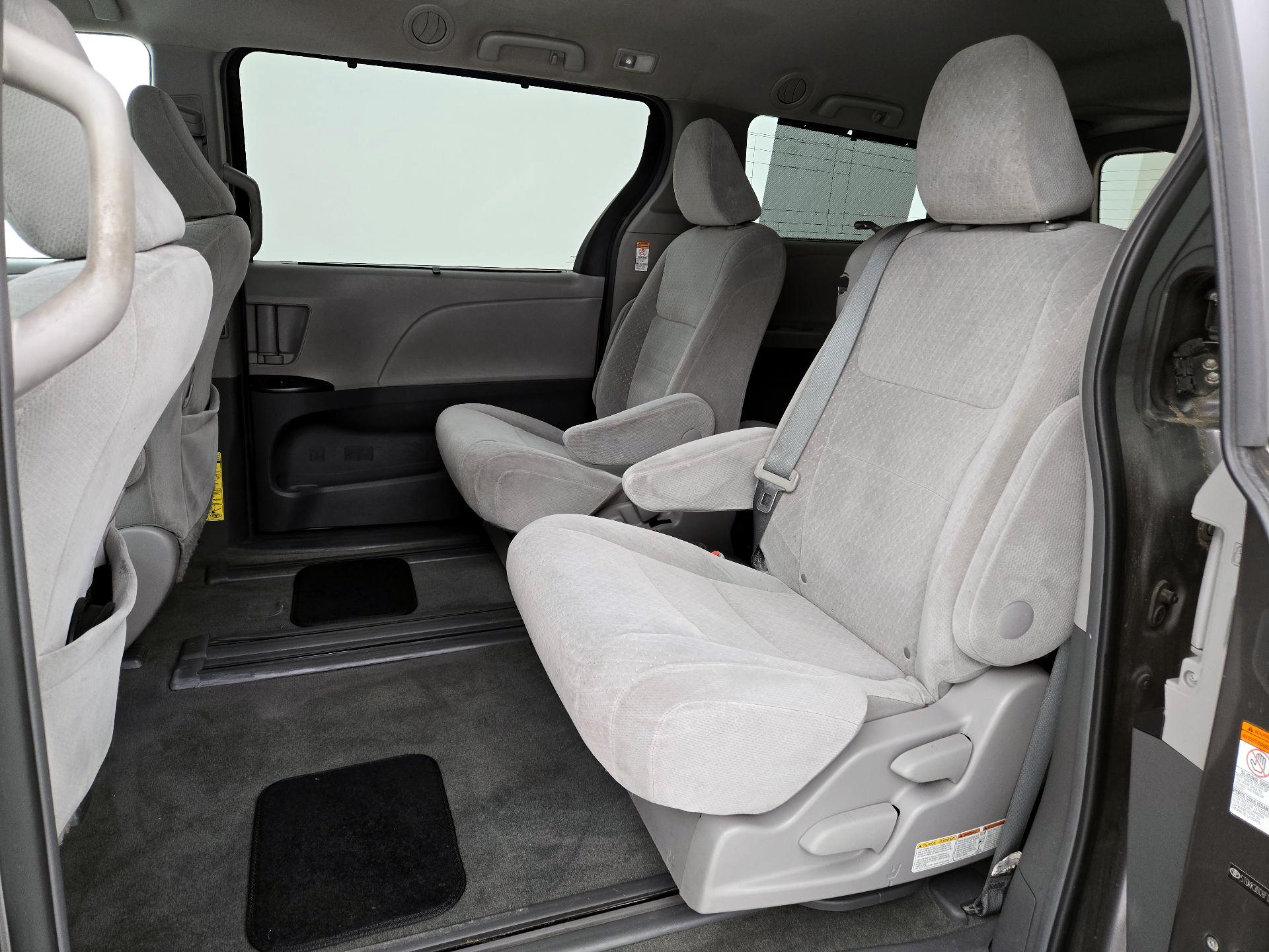 Thumbnail: 2015 Toyota Sienna - 19