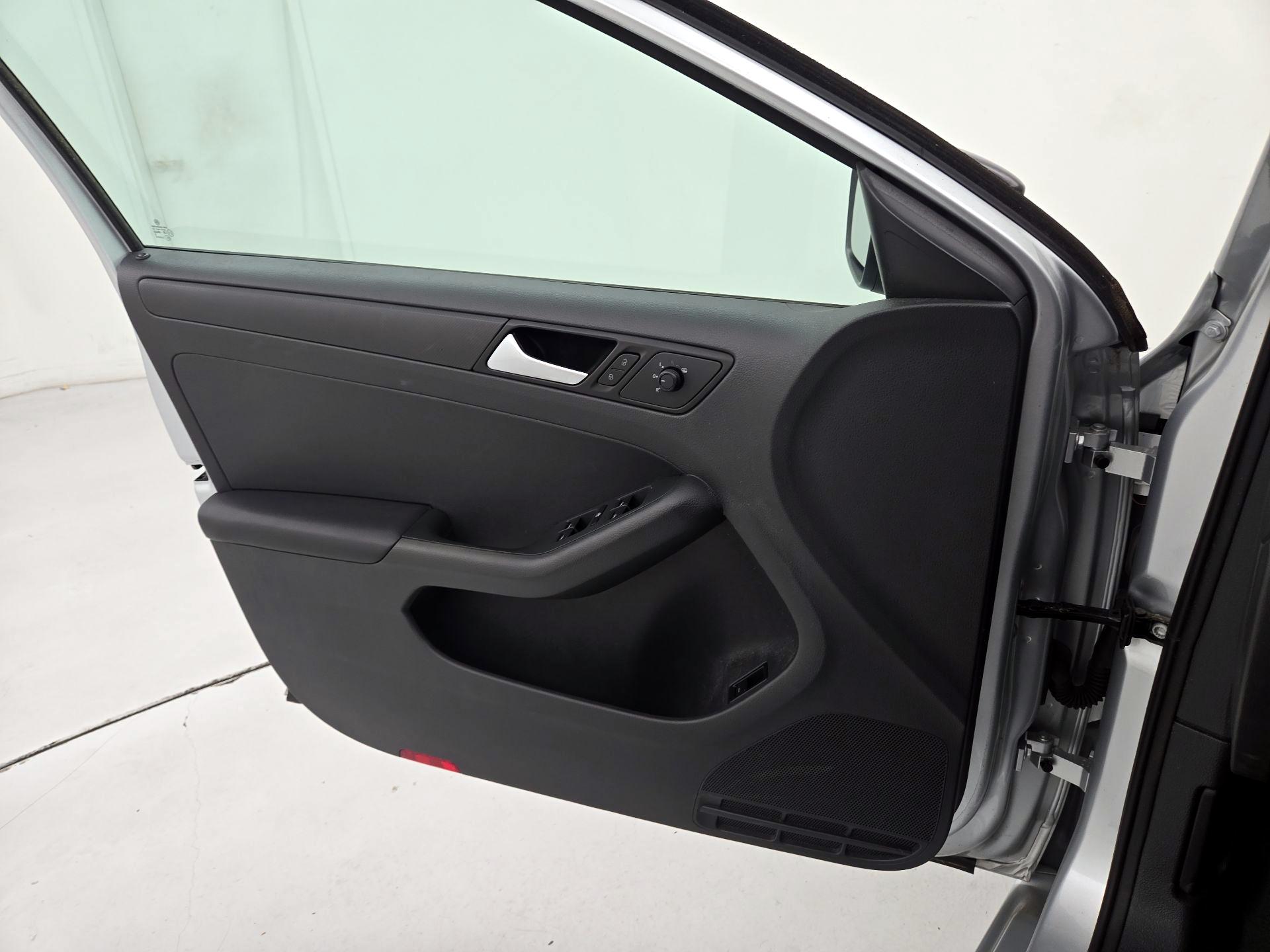 Thumbnail: 2015 Volkswagen Jetta - 12