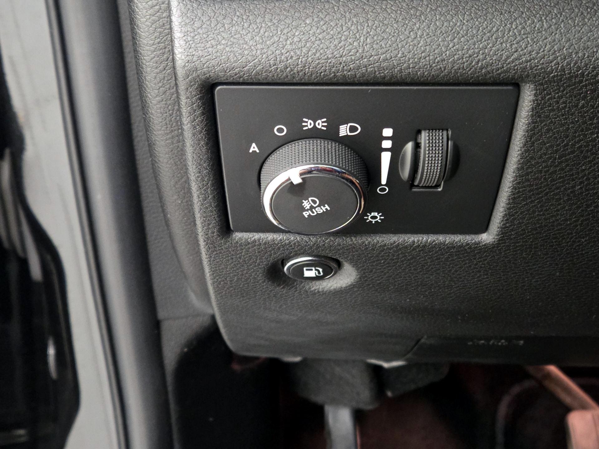 Thumbnail: 2015 Jeep Grand Cherokee - 13