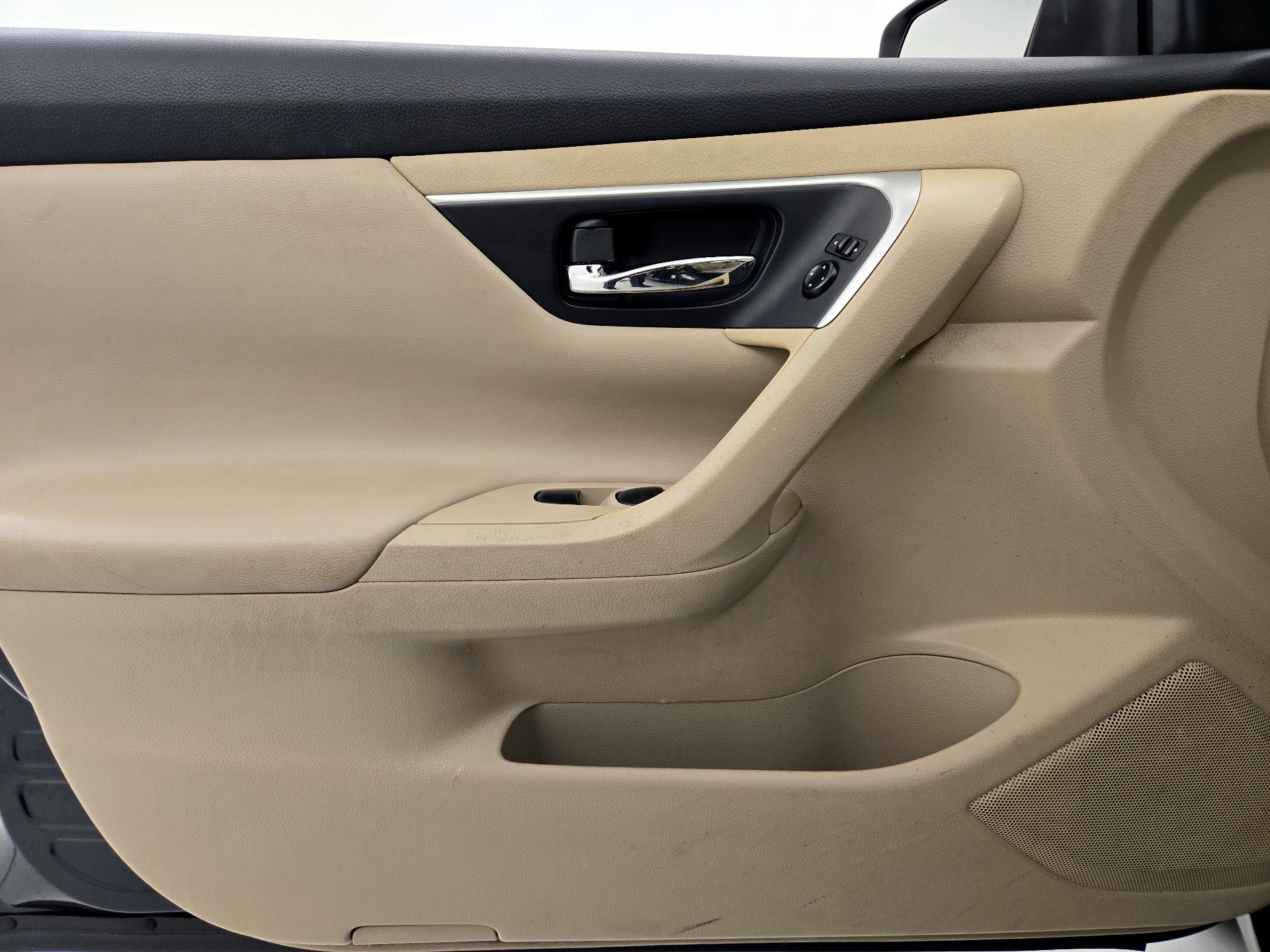 Thumbnail: 2016 Nissan Altima - 12