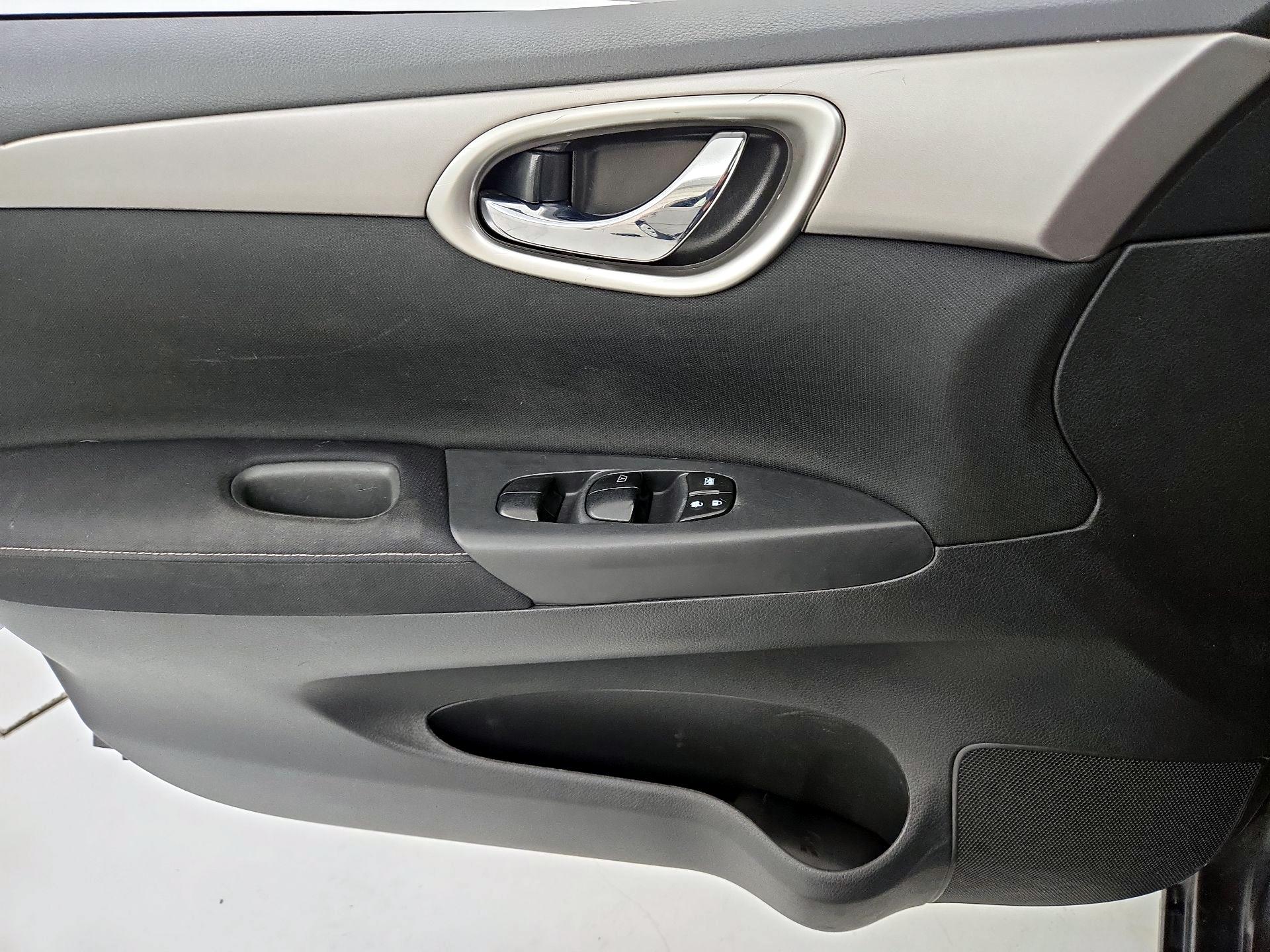 Thumbnail: 2015 Nissan Sentra - 12
