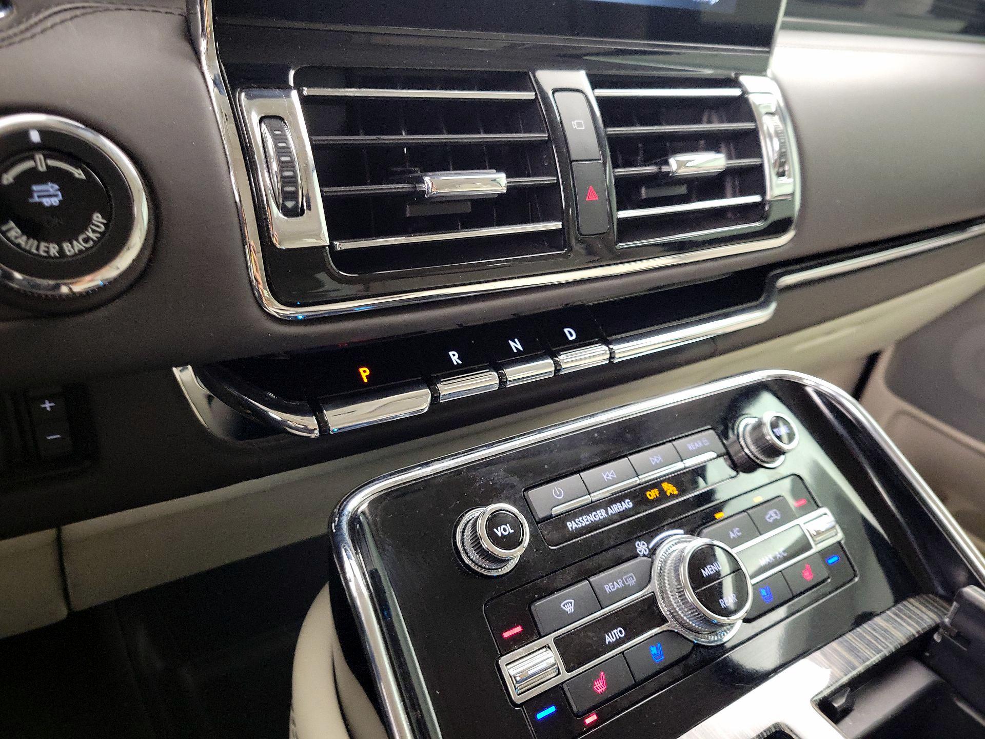 Thumbnail: 2021 Lincoln Navigator L - 18
