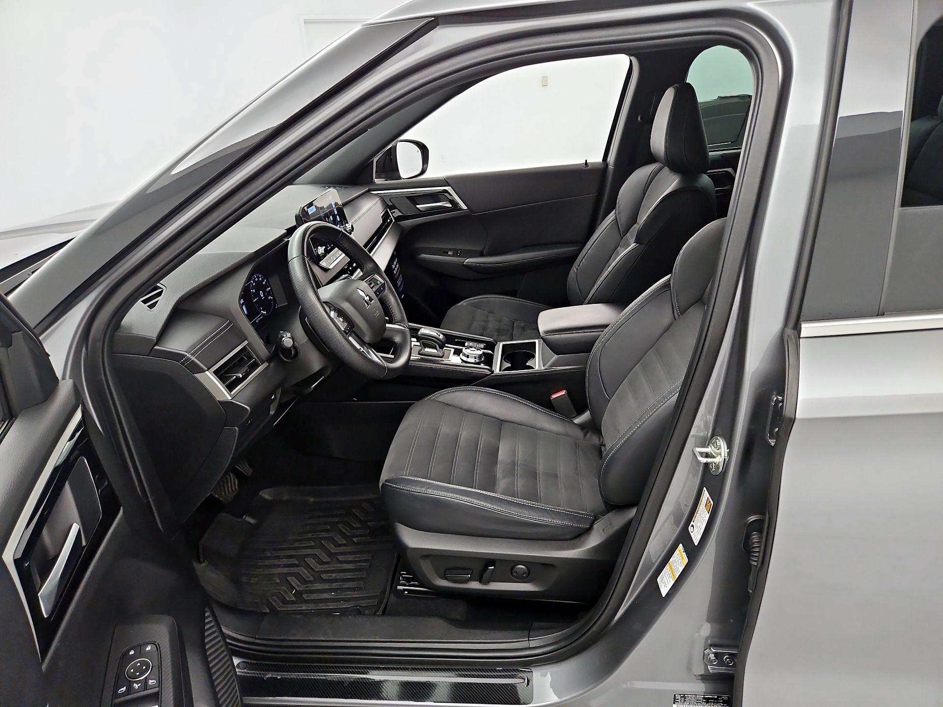 Thumbnail: 2023 Mitsubishi Outlander - 11