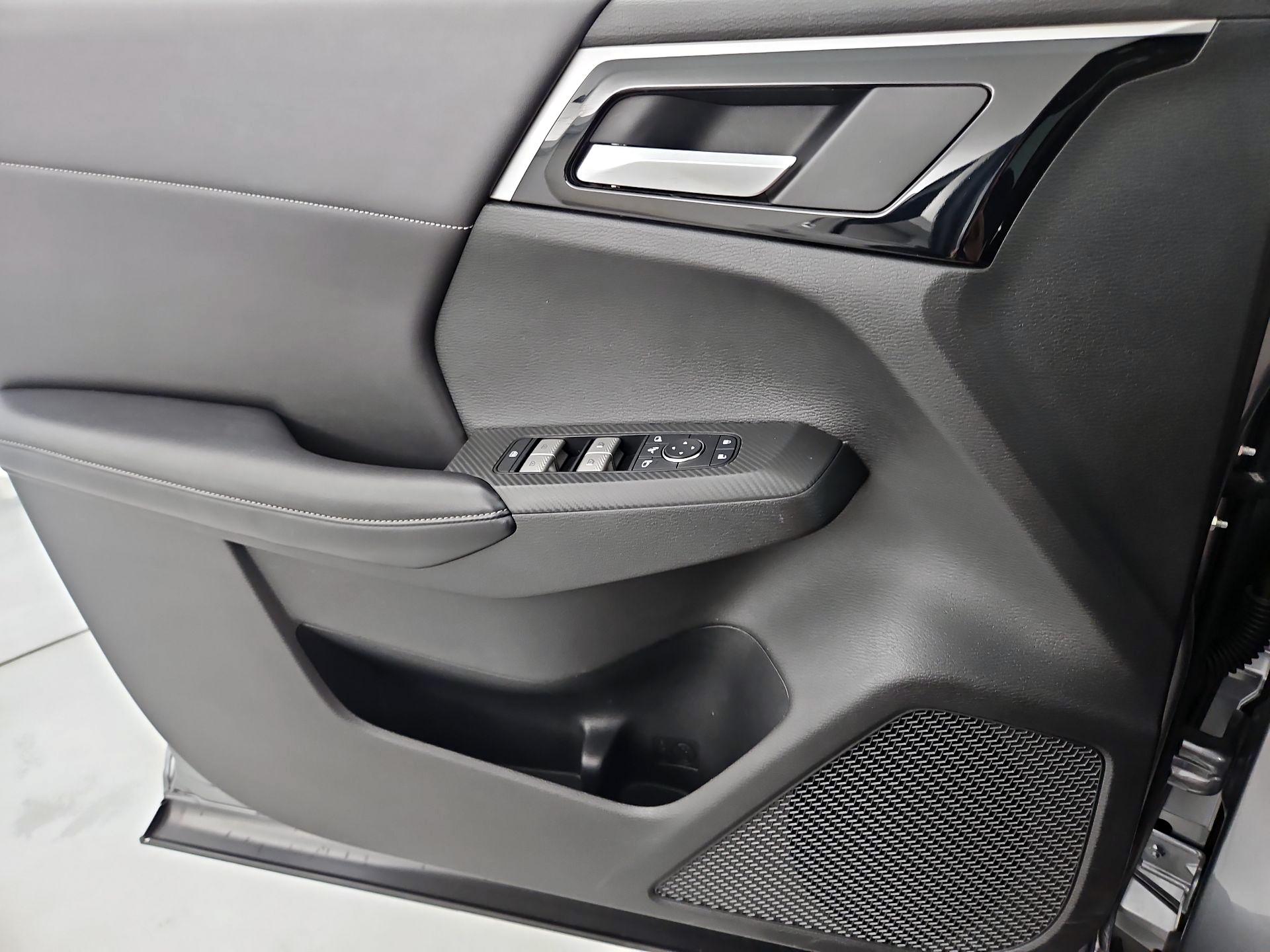 Thumbnail: 2023 Mitsubishi Outlander - 12