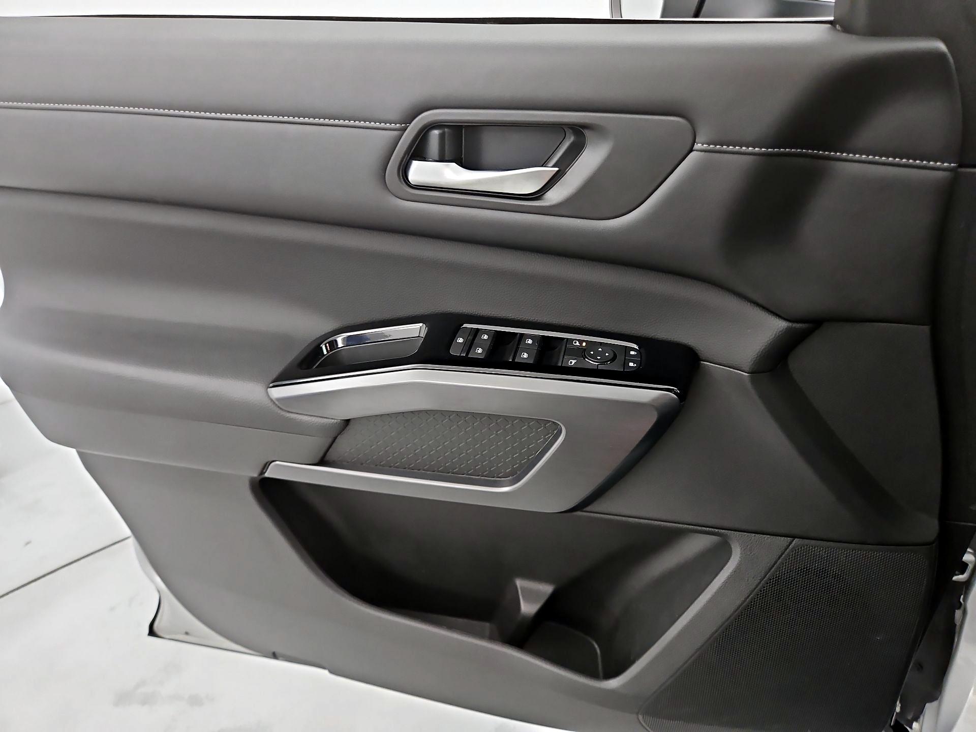 Thumbnail: 2023 Nissan Pathfinder - 12
