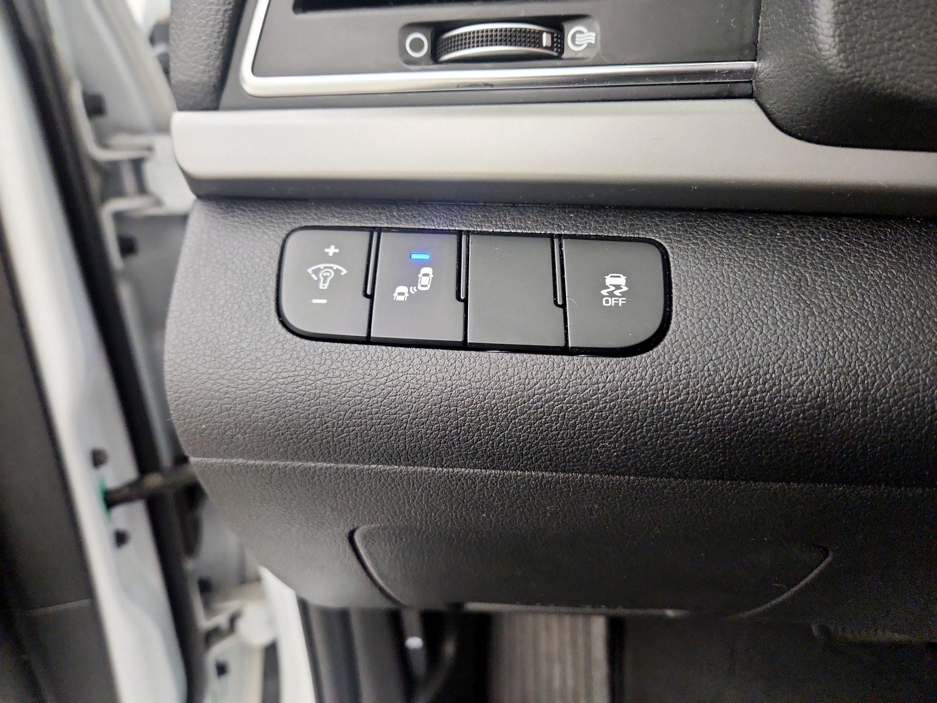 Thumbnail: 2018 Hyundai Elantra - 13
