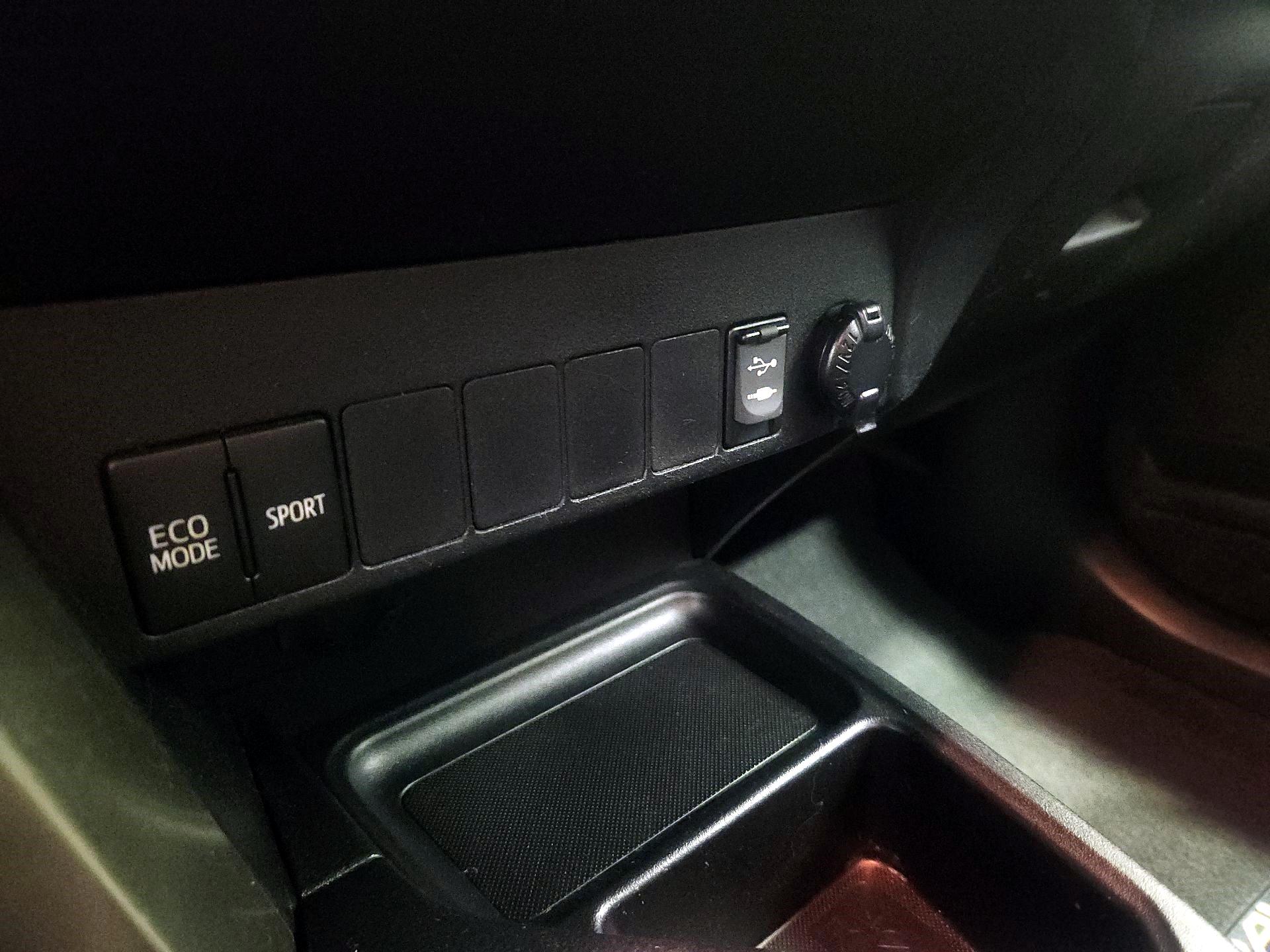 Thumbnail: 2015 Toyota RAV4 - 18