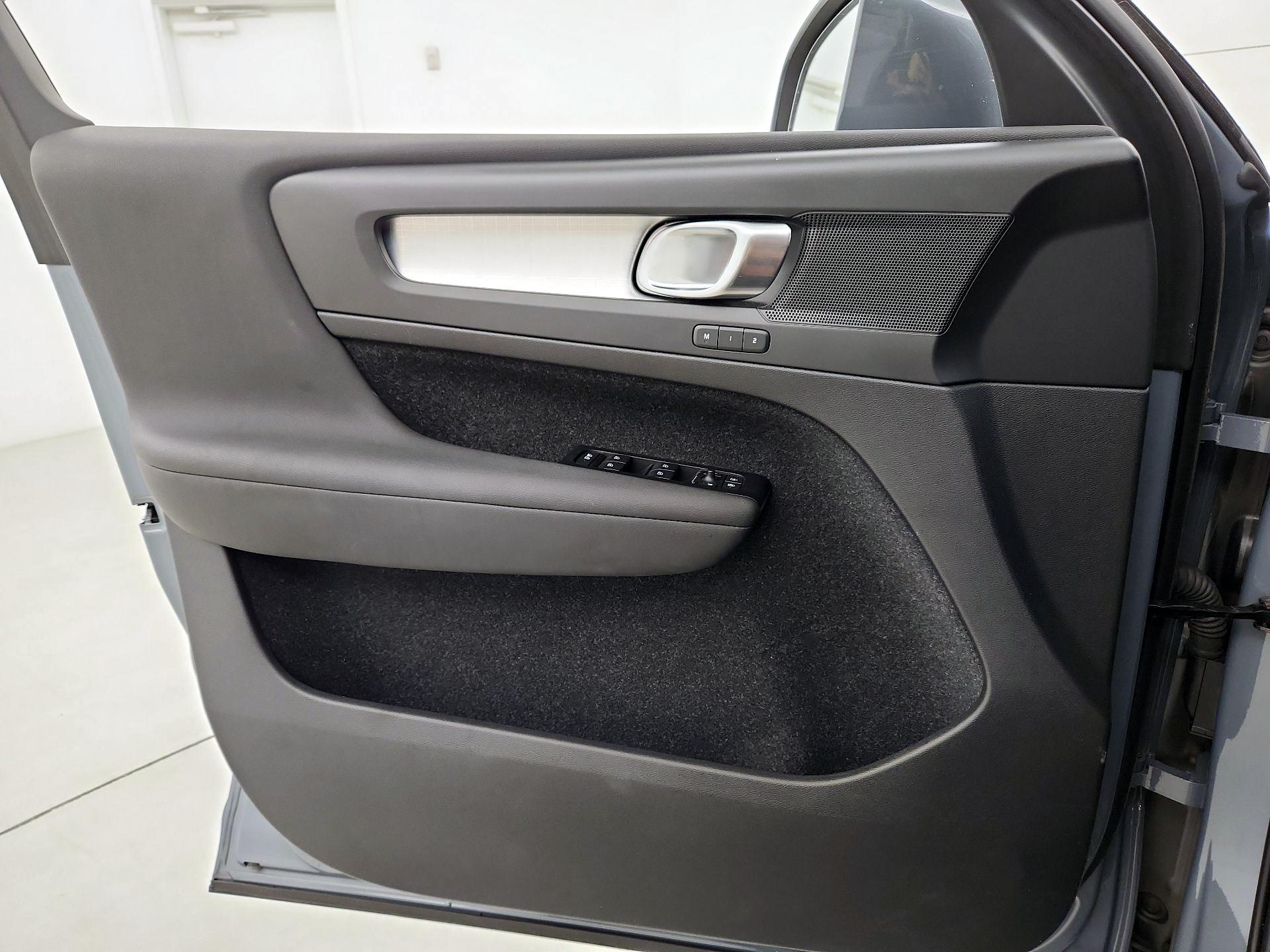 Thumbnail: 2021 Volvo XC40 - 12