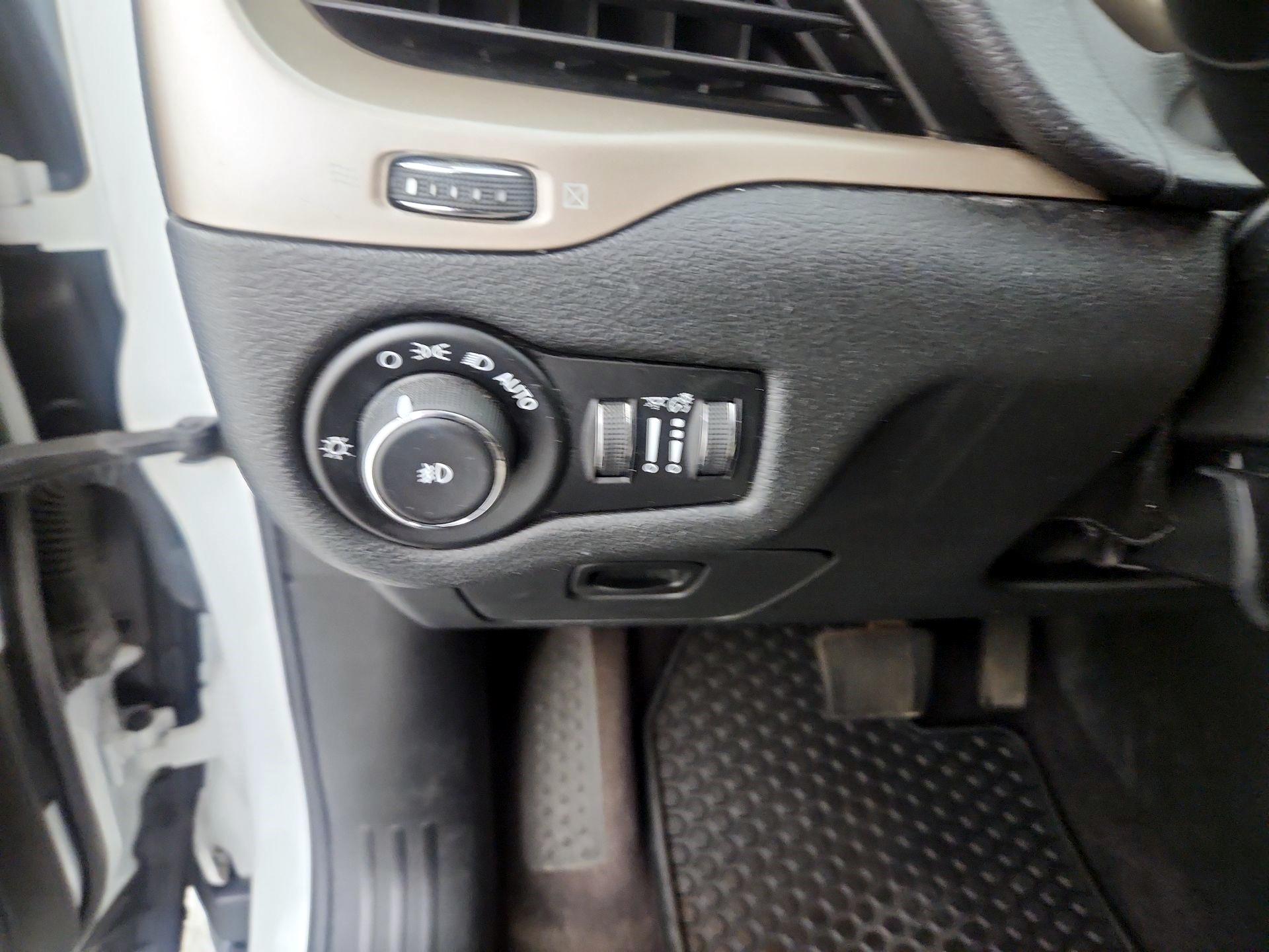 Thumbnail: 2016 Jeep Cherokee - 13