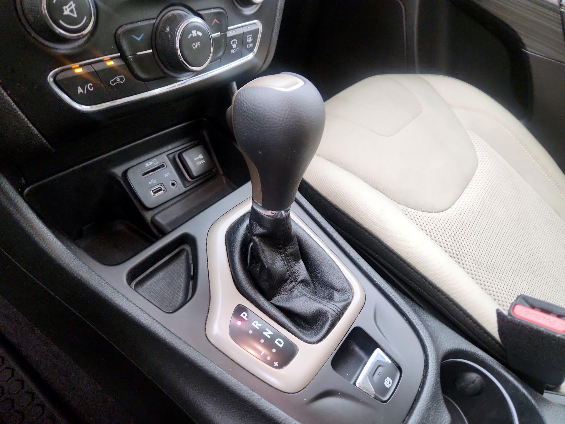Thumbnail: 2016 Jeep Cherokee - 18
