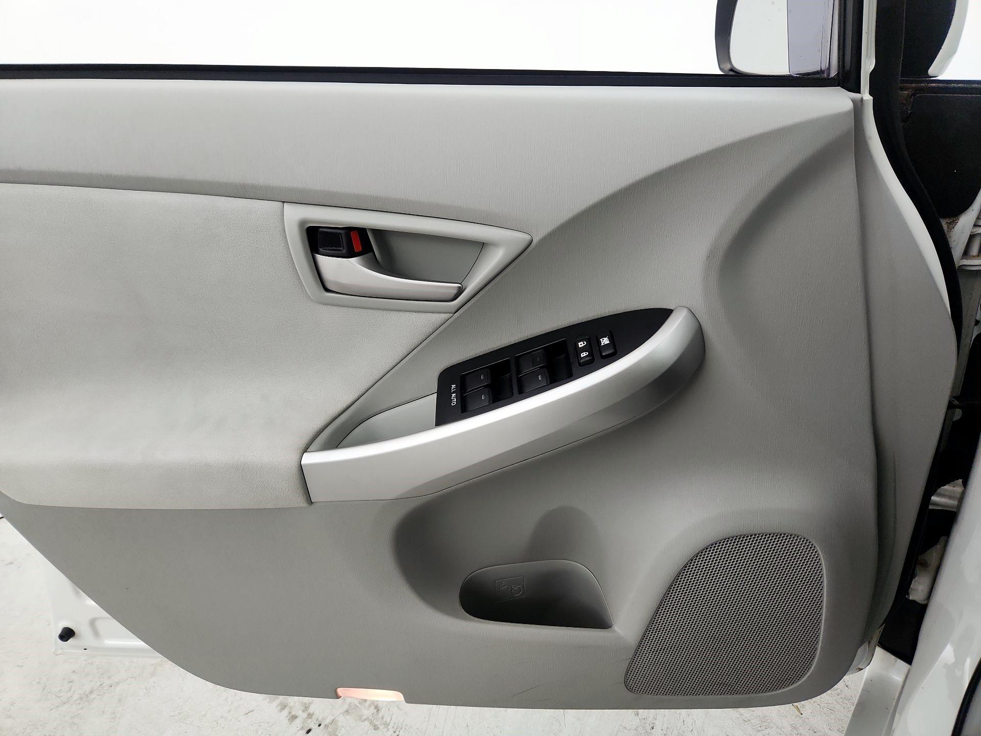 Thumbnail: 2015 Toyota Prius - 12