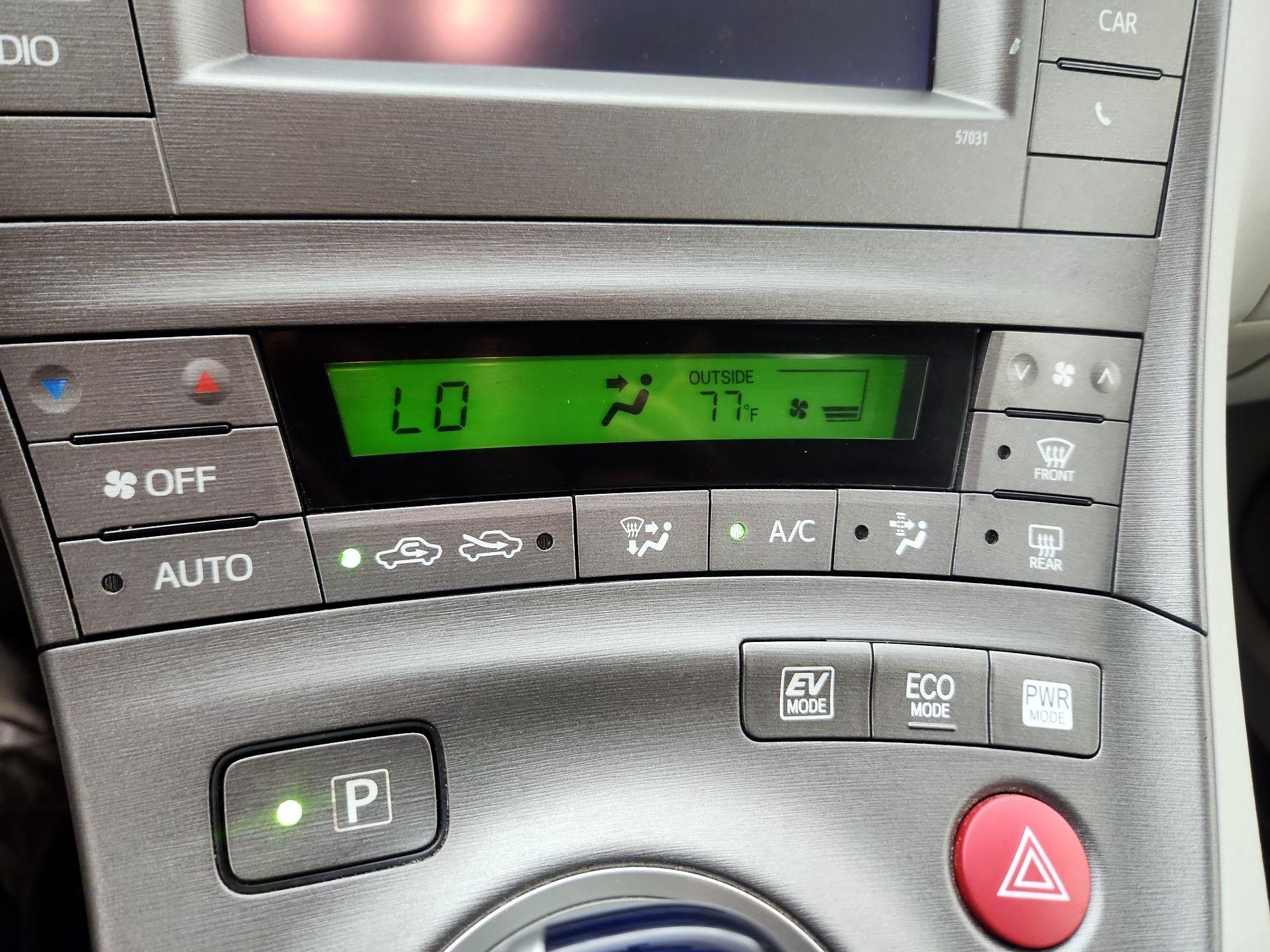 Thumbnail: 2015 Toyota Prius - 16