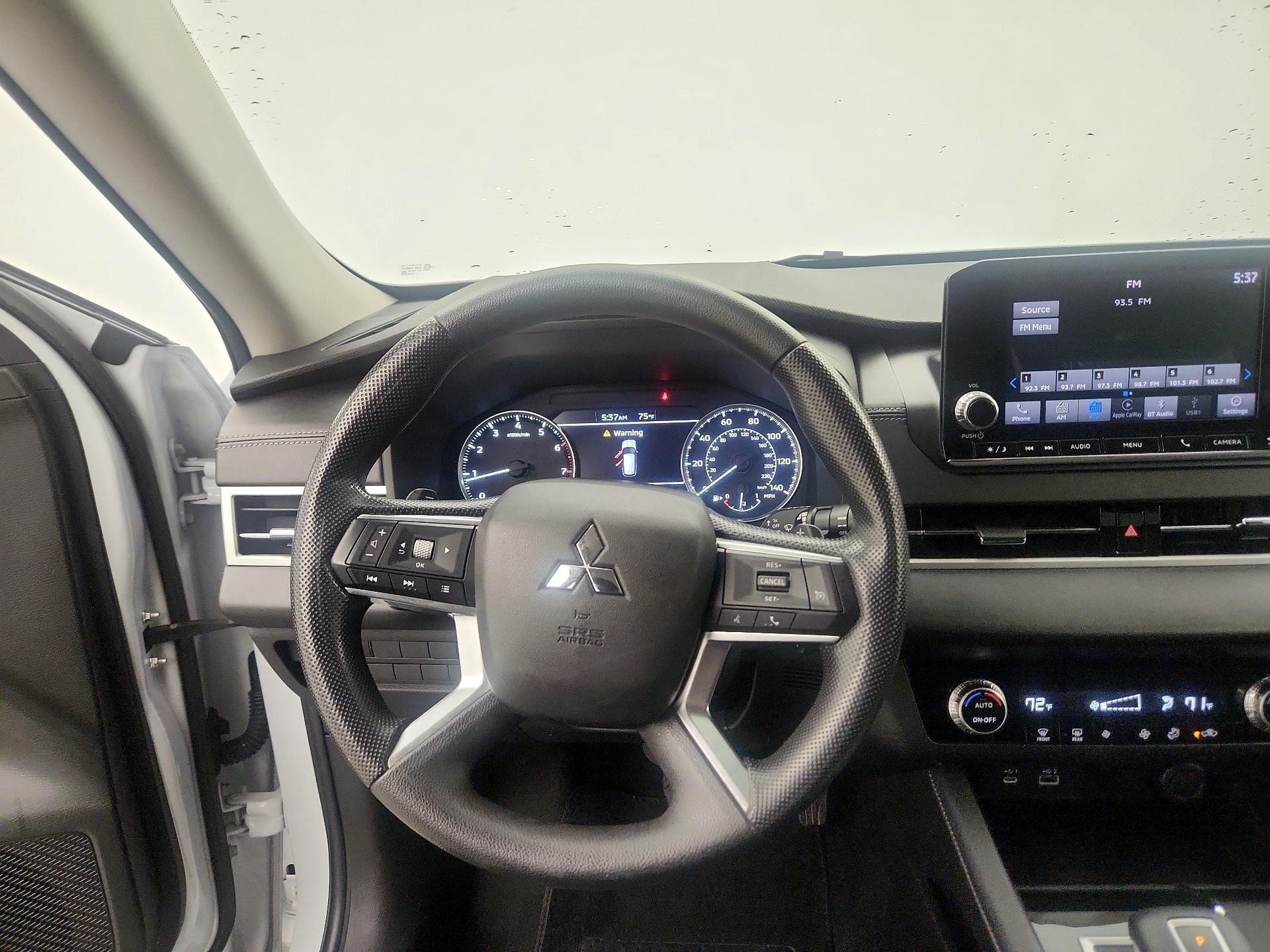 Thumbnail: 2023 Mitsubishi Outlander - 10