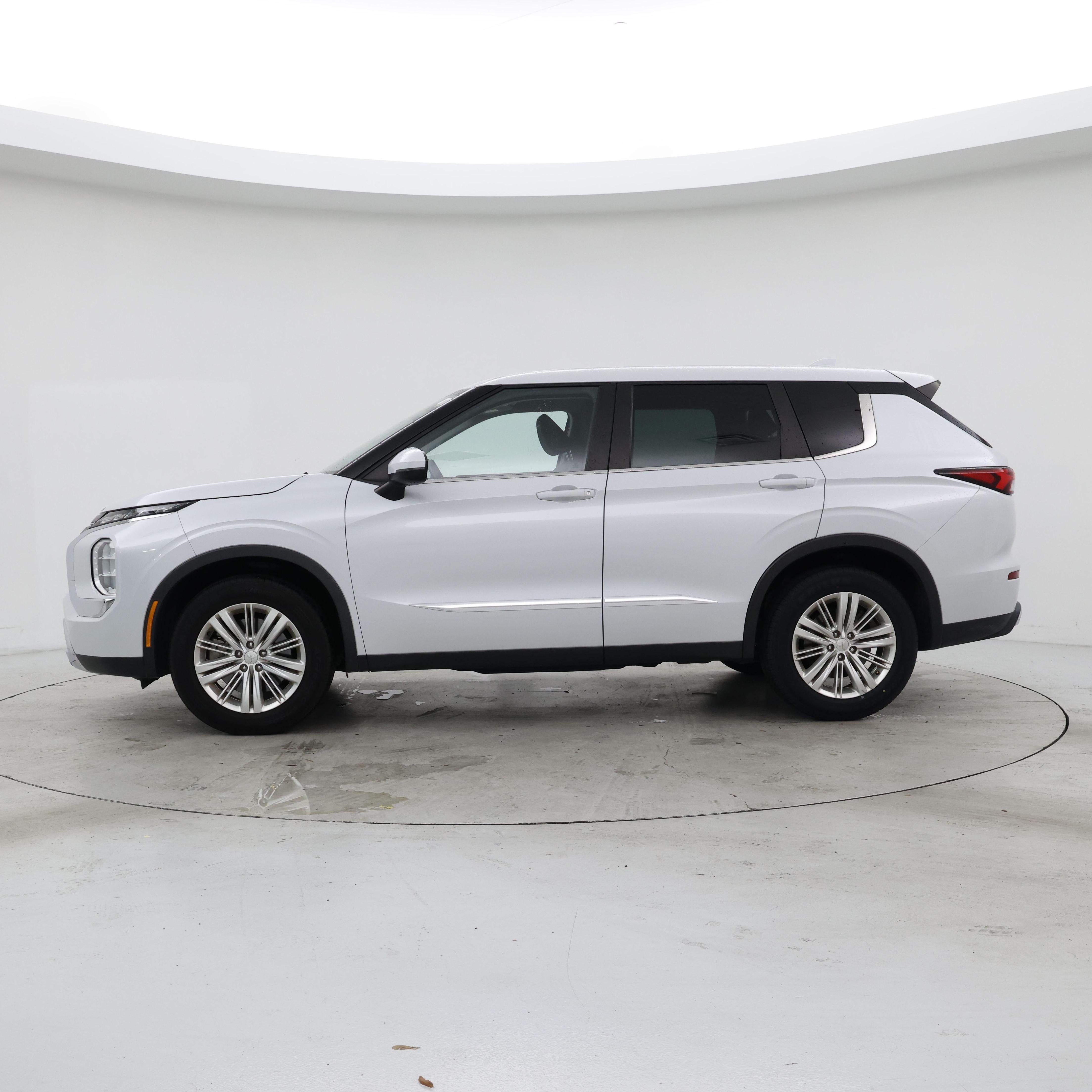 Thumbnail: 2023 Mitsubishi Outlander - 3
