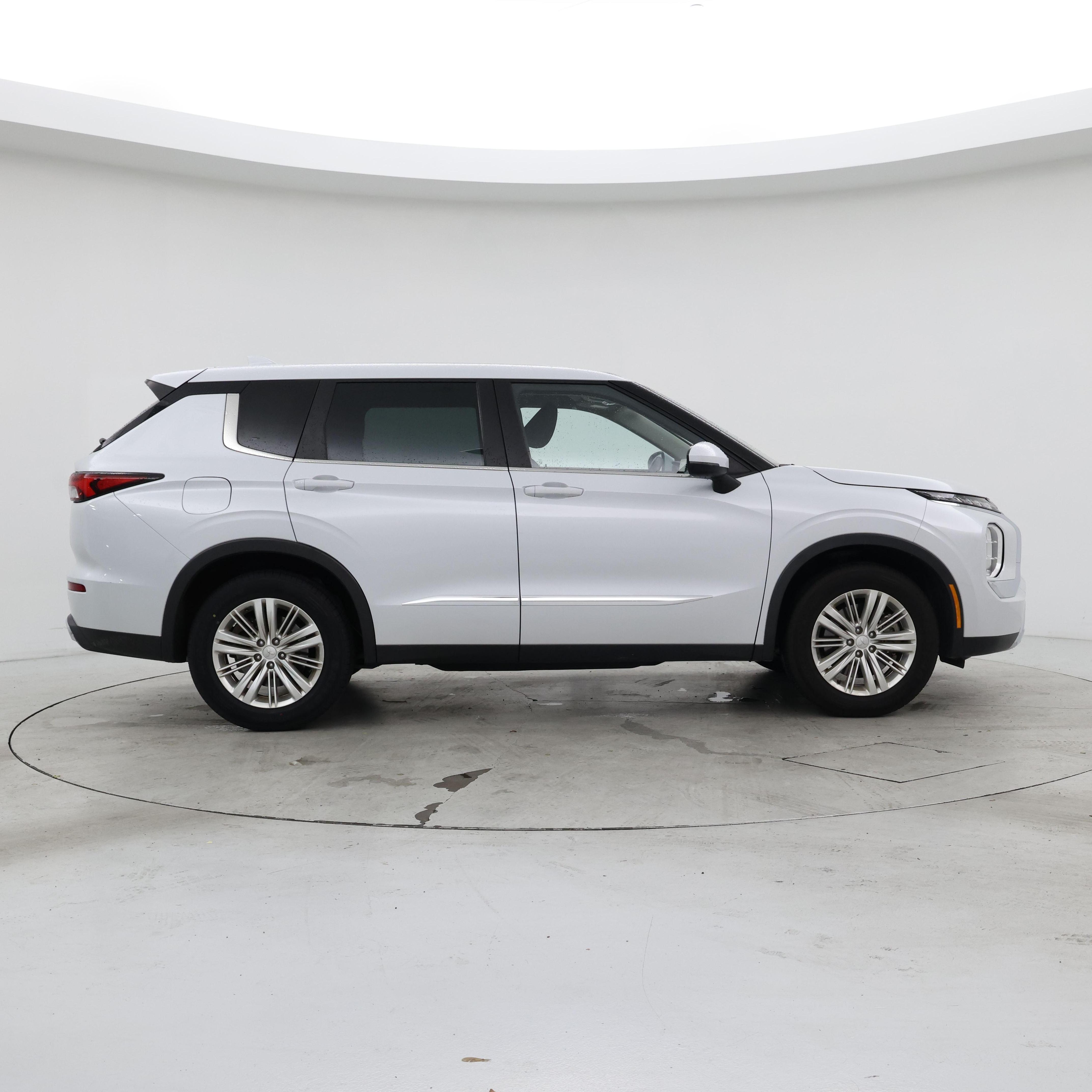 Thumbnail: 2023 Mitsubishi Outlander - 7