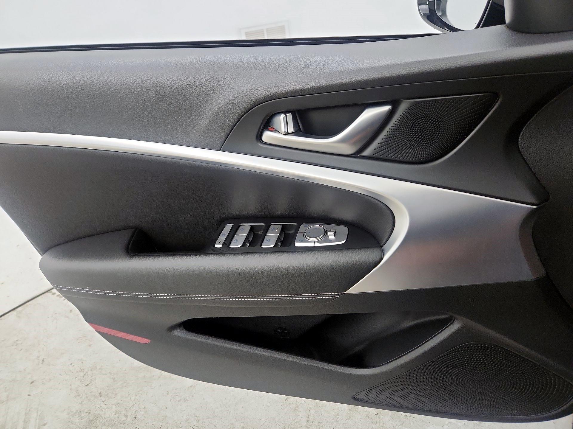 Thumbnail: 2023 Genesis G70 - 12