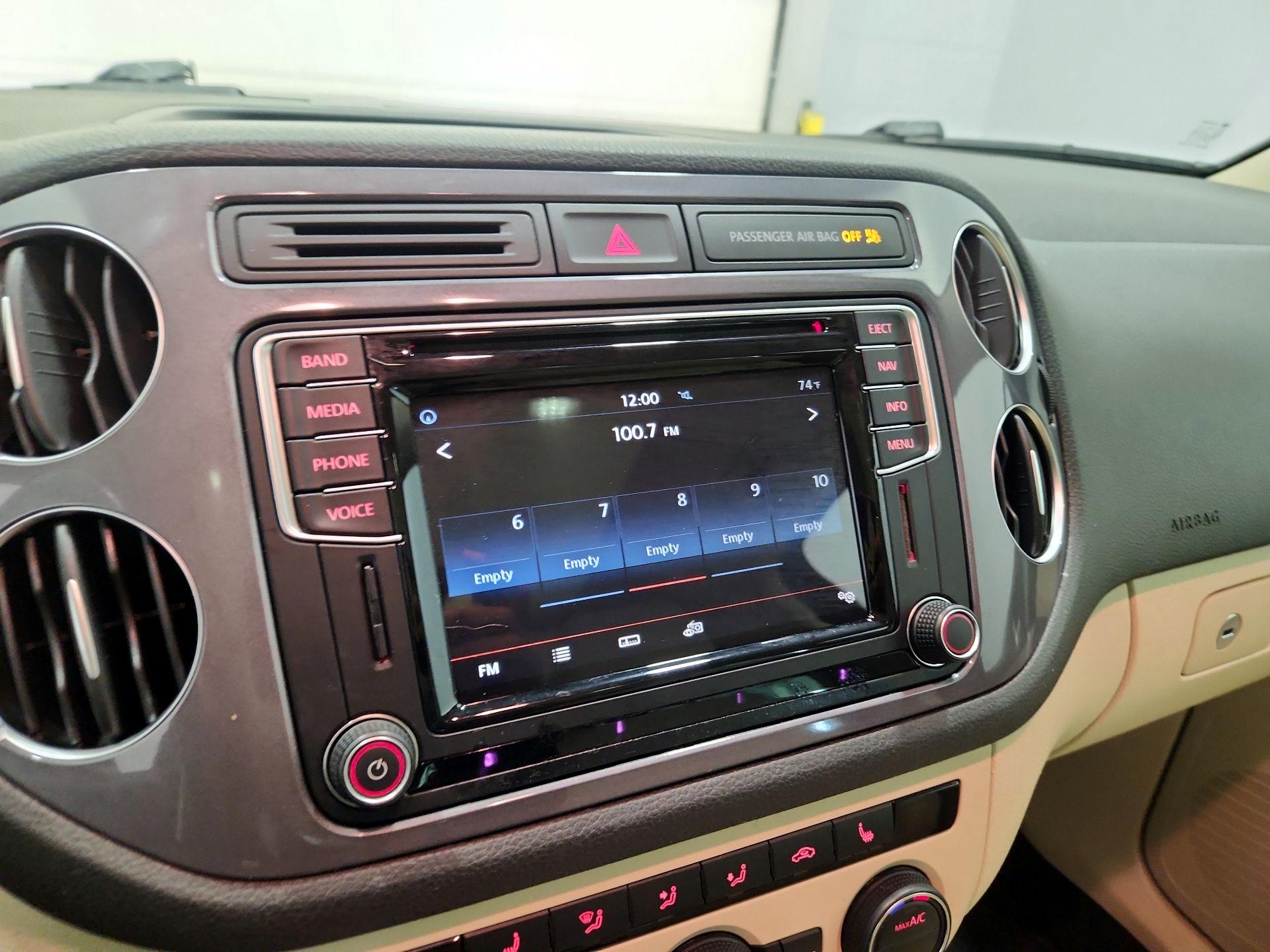 Thumbnail: 2016 Volkswagen Tiguan - 15