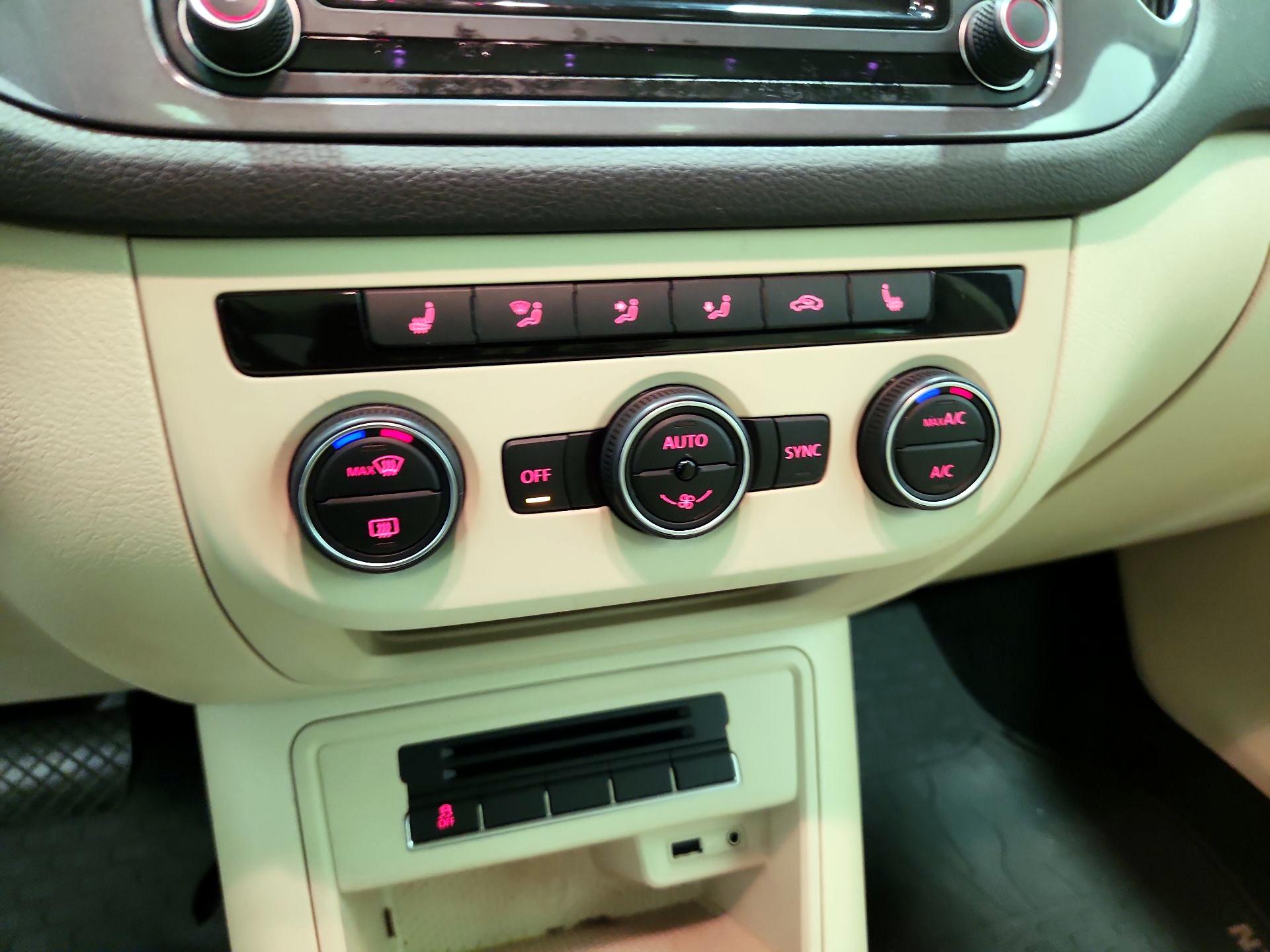 Thumbnail: 2016 Volkswagen Tiguan - 16