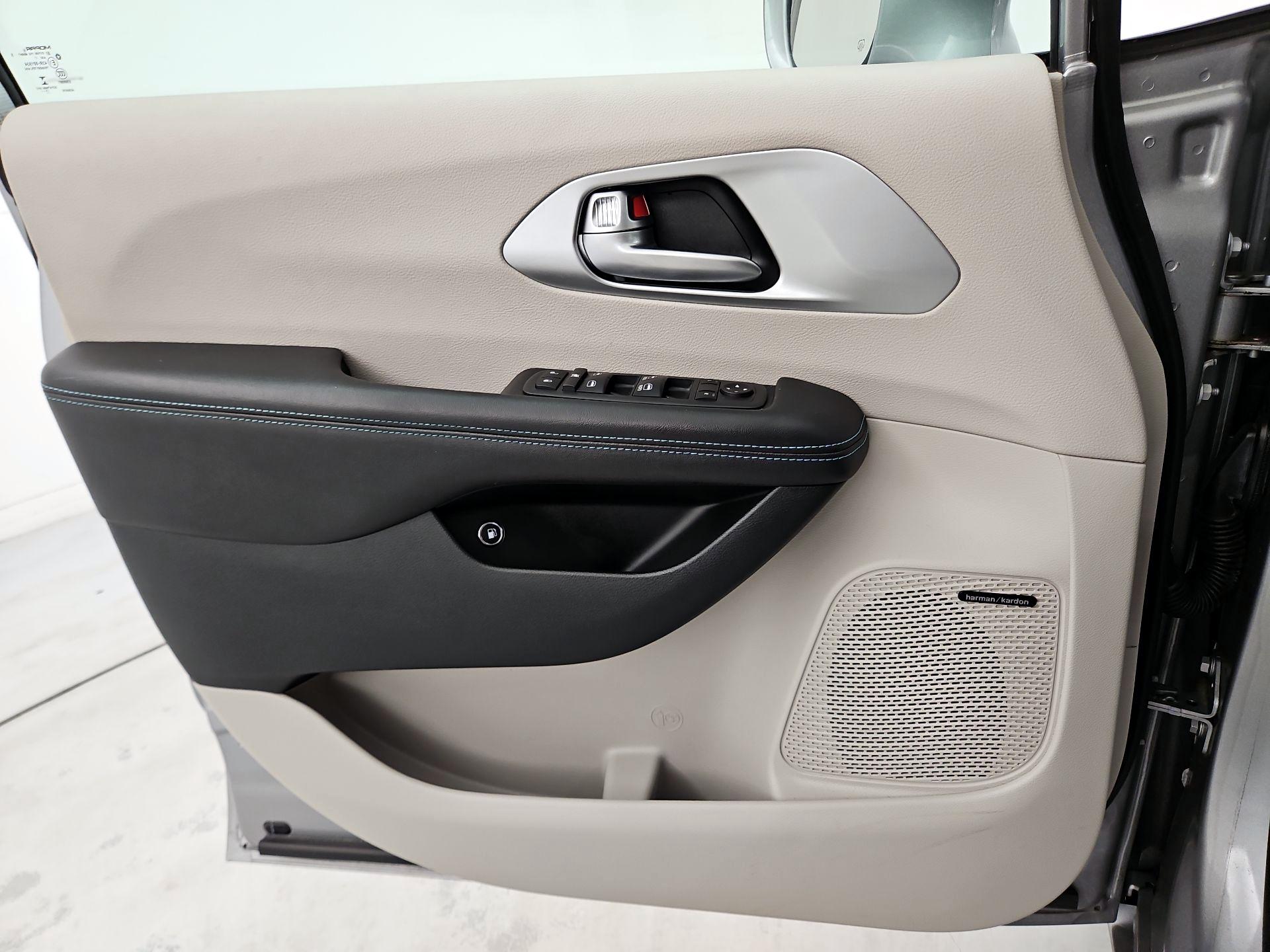 Thumbnail: 2018 Chrysler Pacifica - 12