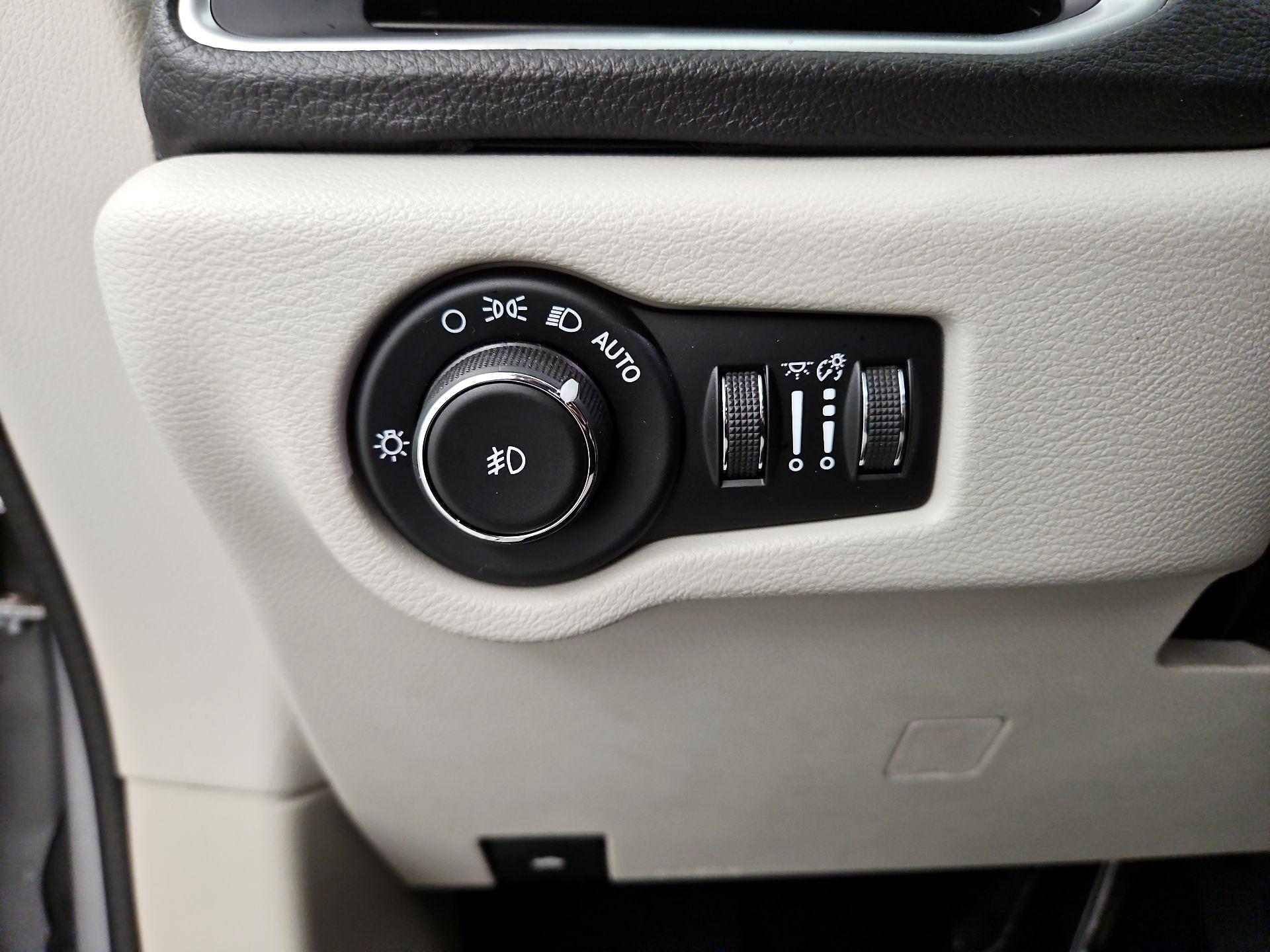 Thumbnail: 2018 Chrysler Pacifica - 13