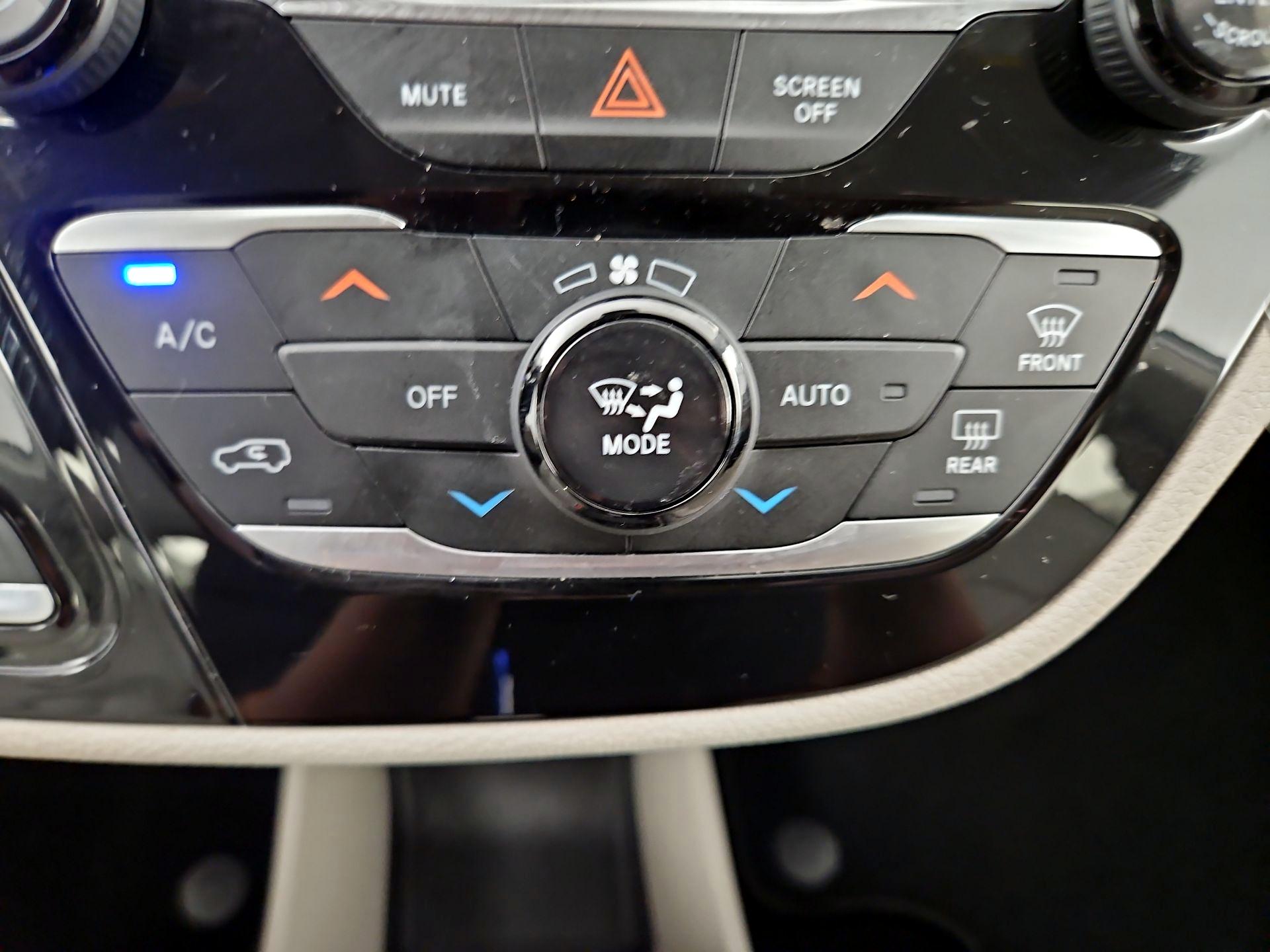 Thumbnail: 2018 Chrysler Pacifica - 17