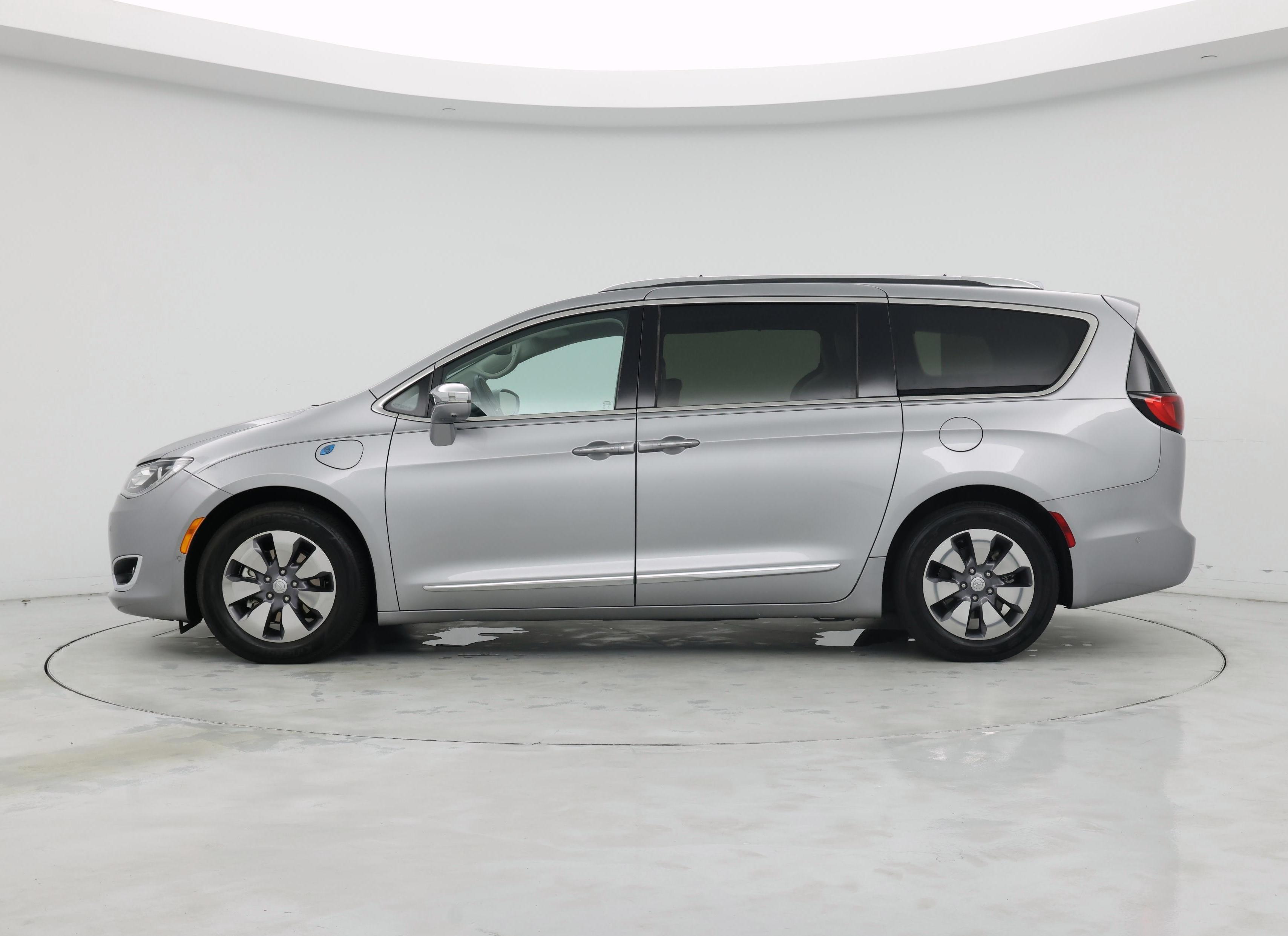 Thumbnail: 2018 Chrysler Pacifica - 3