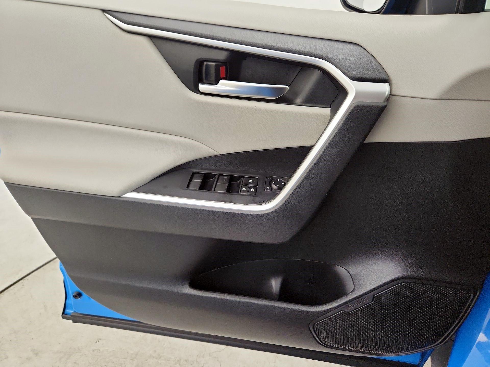 Thumbnail: 2019 Toyota RAV4 - 12