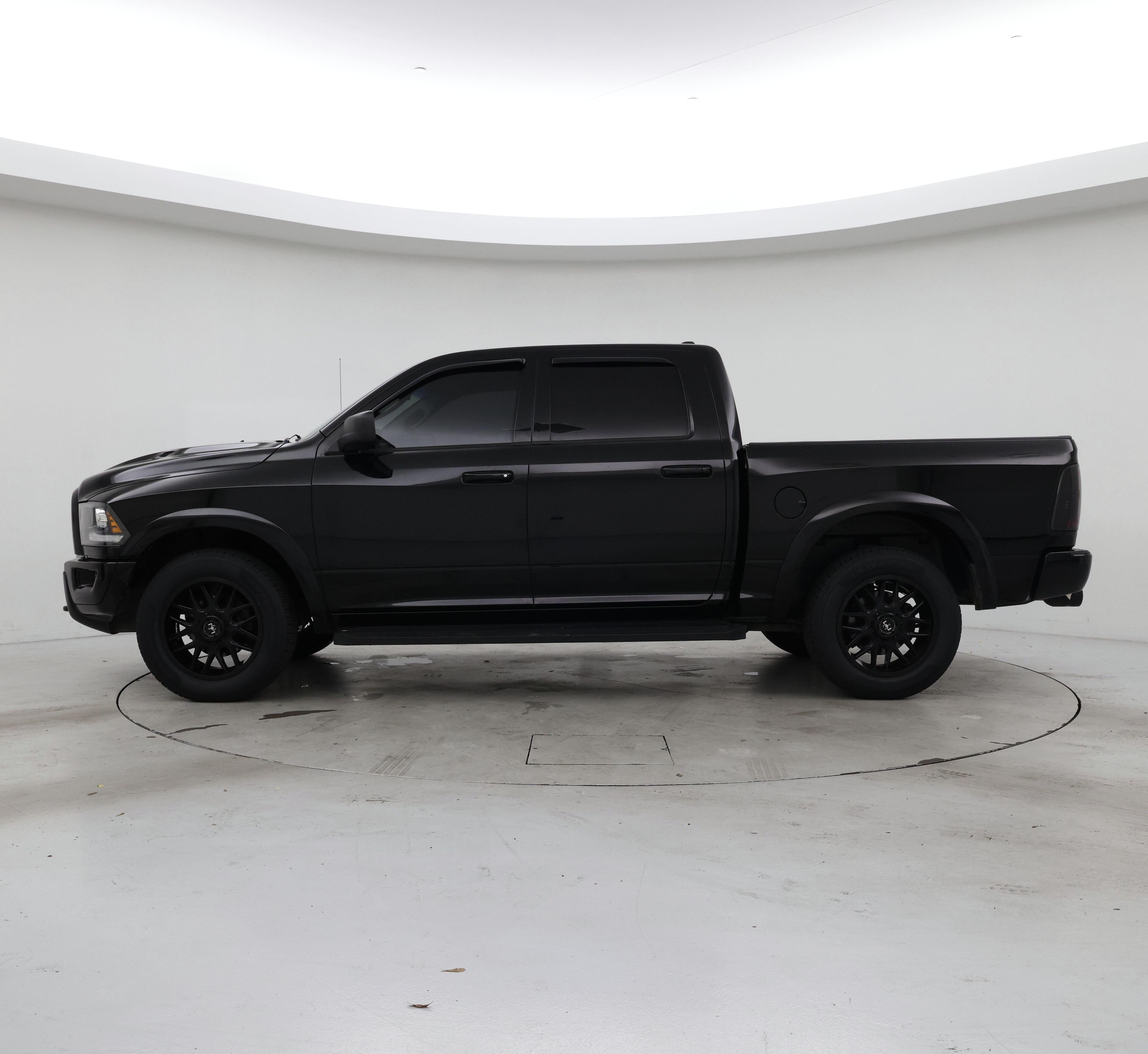 Thumbnail: 2019 RAM 1500 Classic - 3